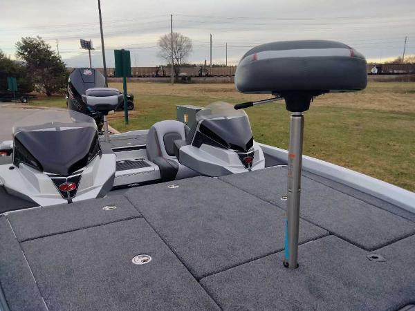 2024 Ranger Z518 Ranger Cup Equipped boat with dual seats and motor.