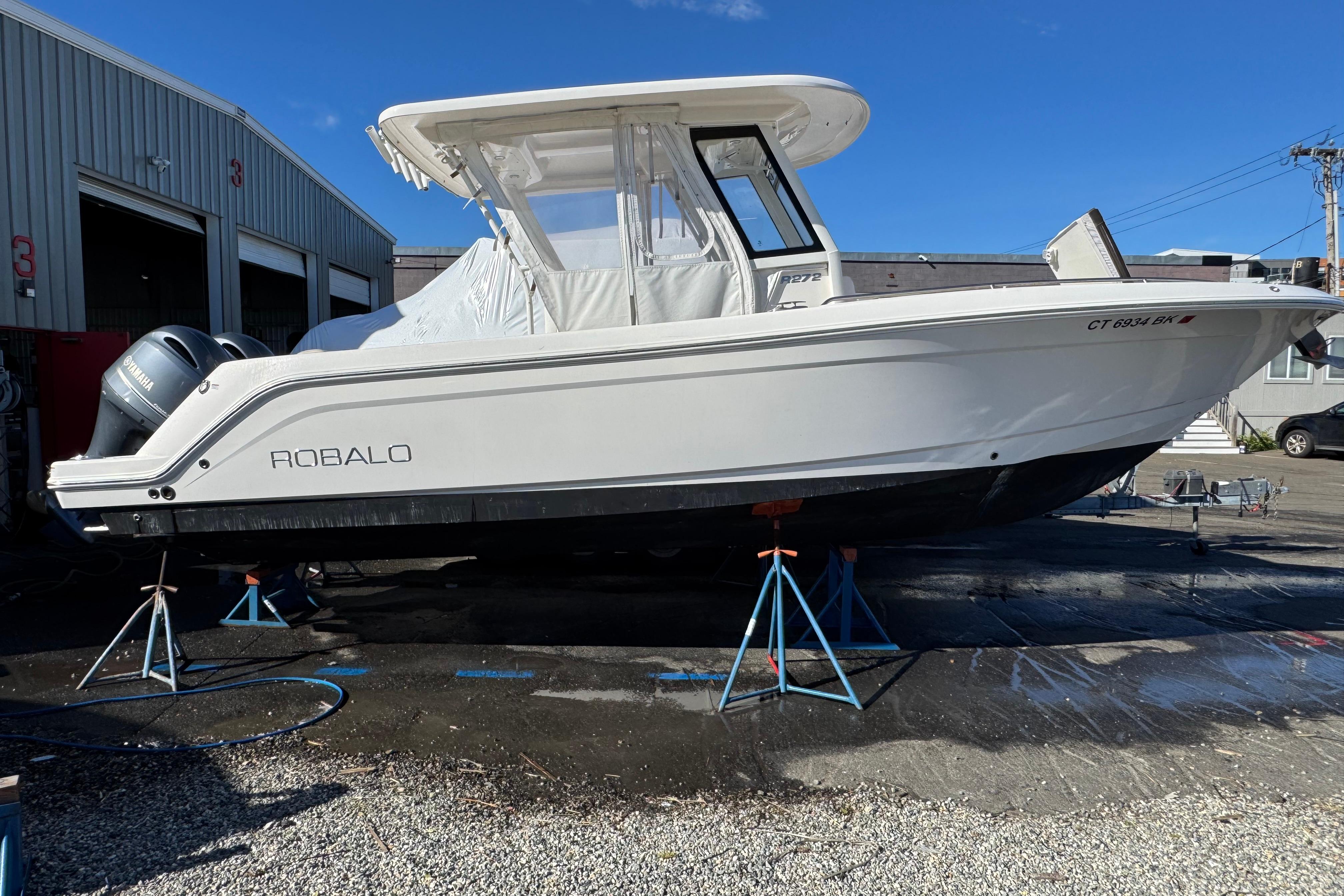2019 Robalo R272 Center Console