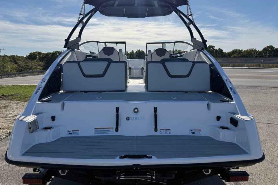 2026 Yamaha Boats AR250 rear view, showcasing spacious deck and seating.