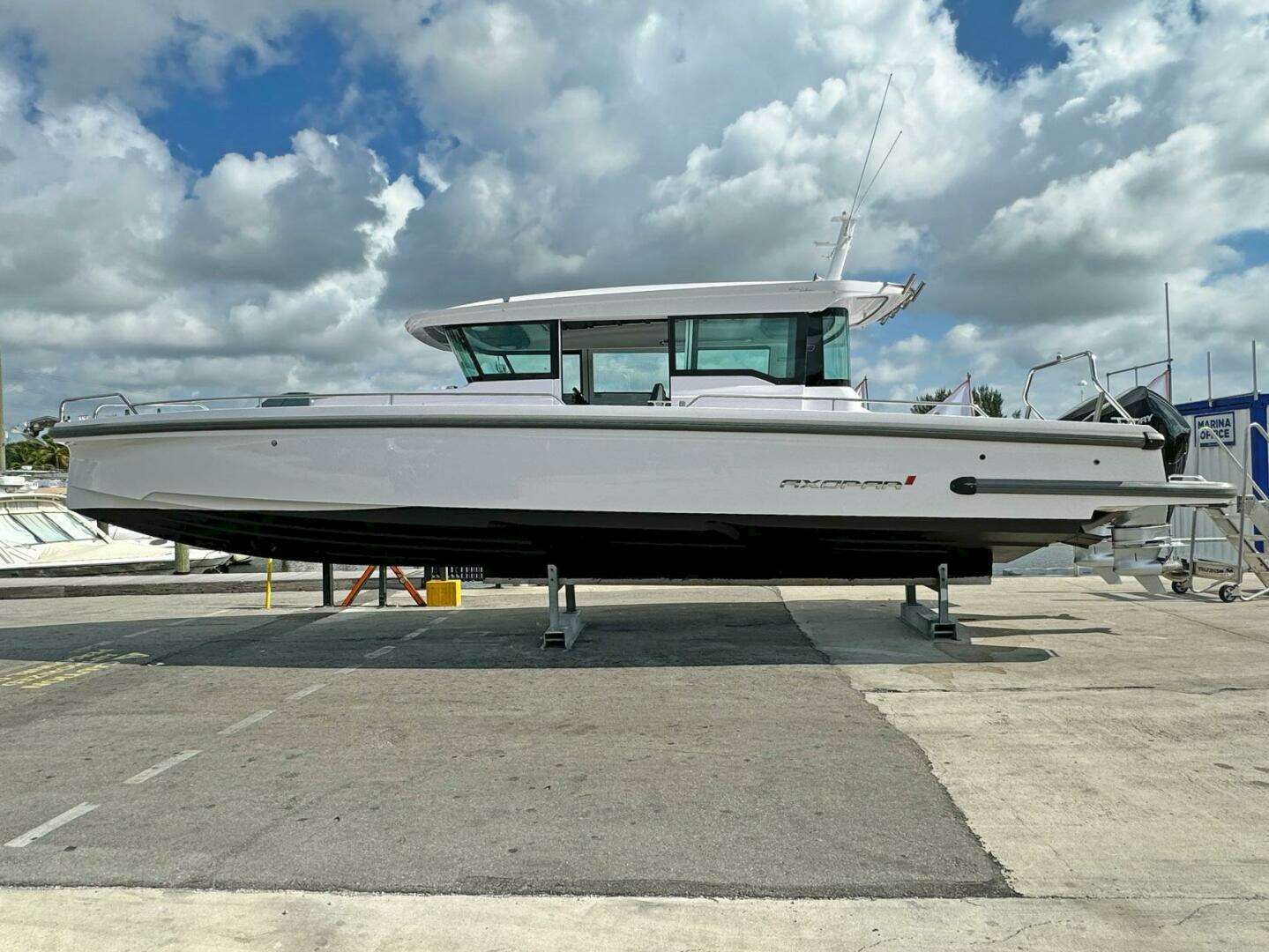 2024 Axopar 37XC CROSS CABIN - Image 6