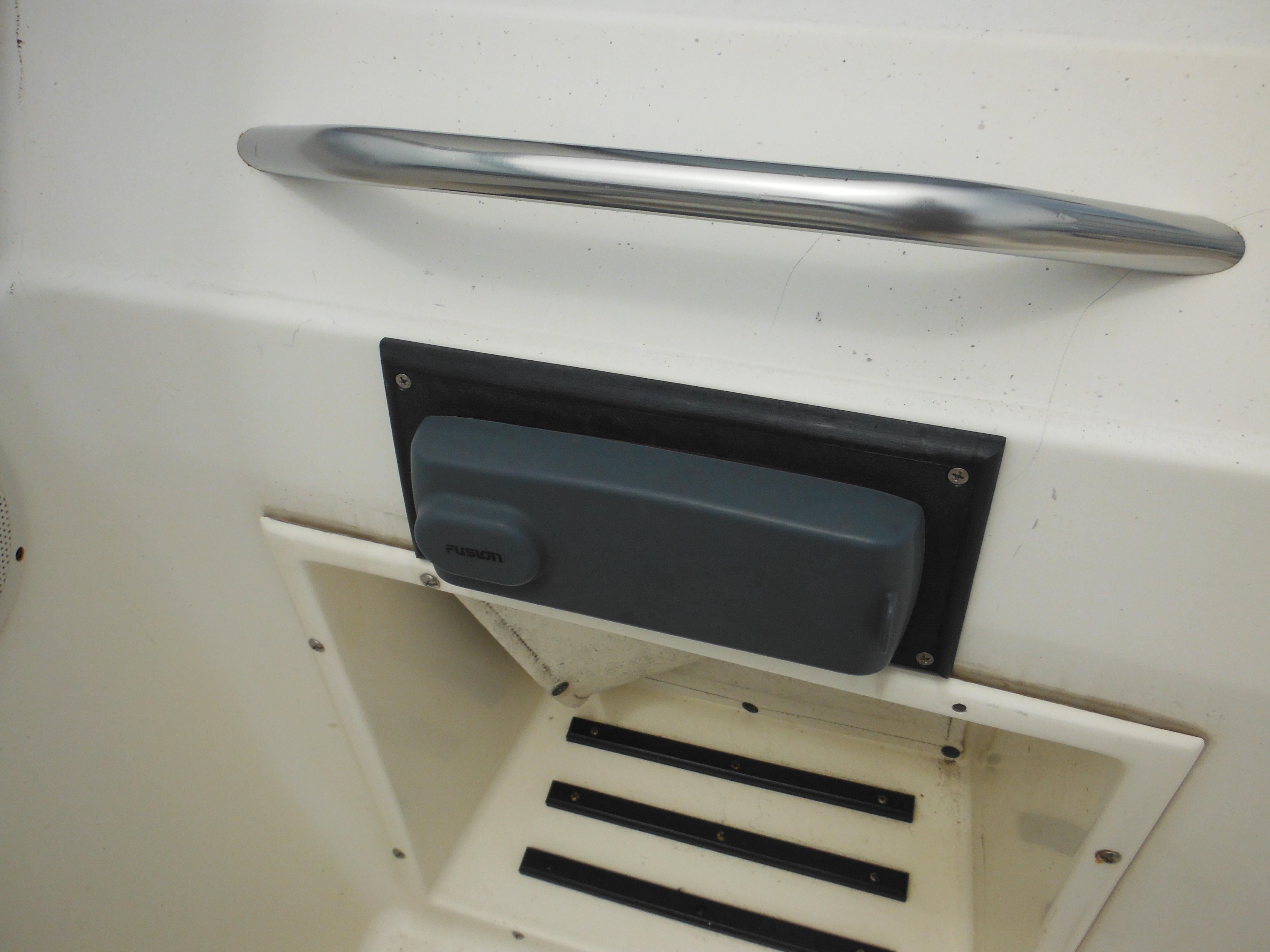 Hydra-Sports 2000 DC 1996 boat interior with handle and speaker.