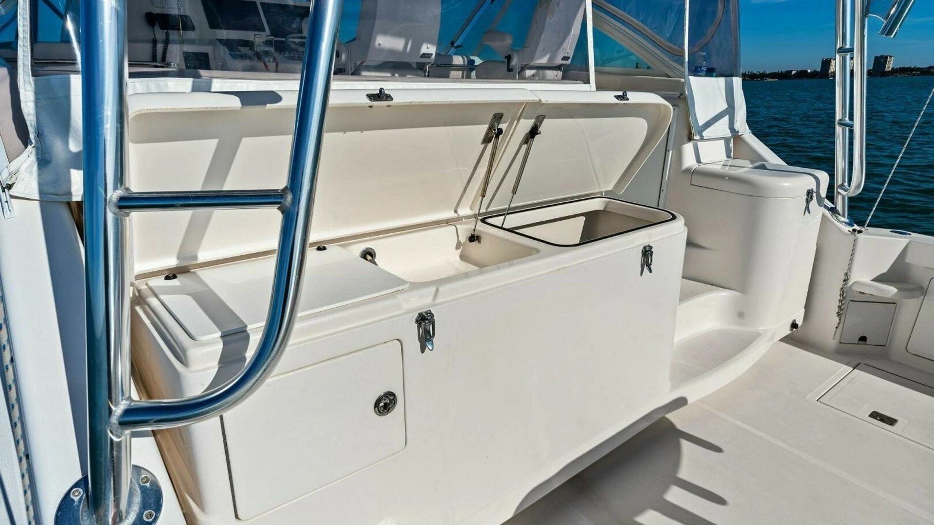 2005 Cabo 40 Express - Image 28
