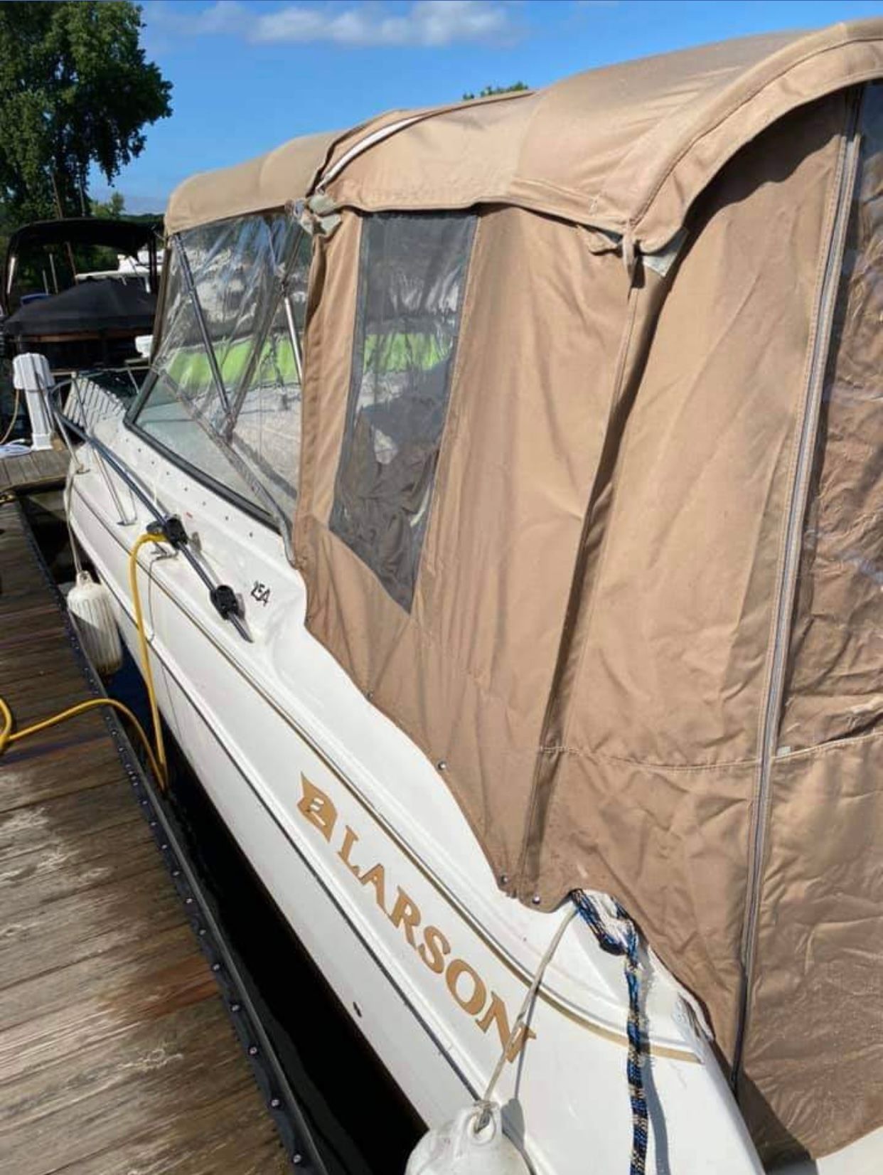 2001 Larson Cabrio 254 Mid Cabin Cruiser - 3