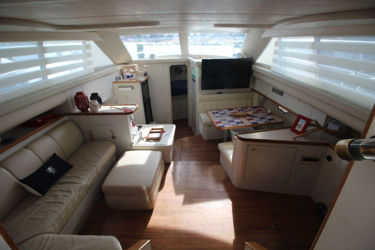 1997 Cruisers Yachts 3650 Motoryacht interior with cozy seating and modern amenities.