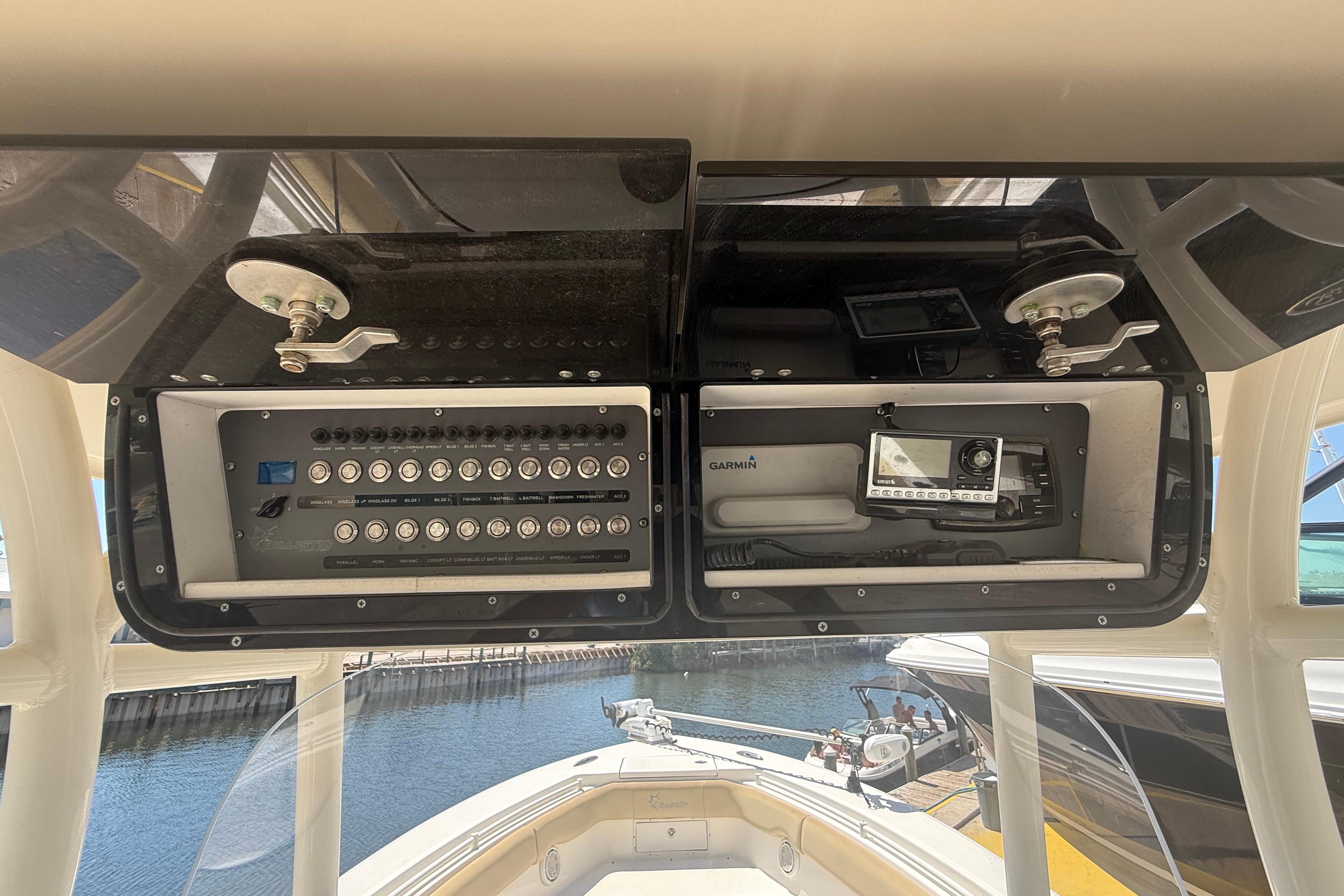 2019 Key West Billistic 281 Center Console dashboard with control panel and Garmin device.