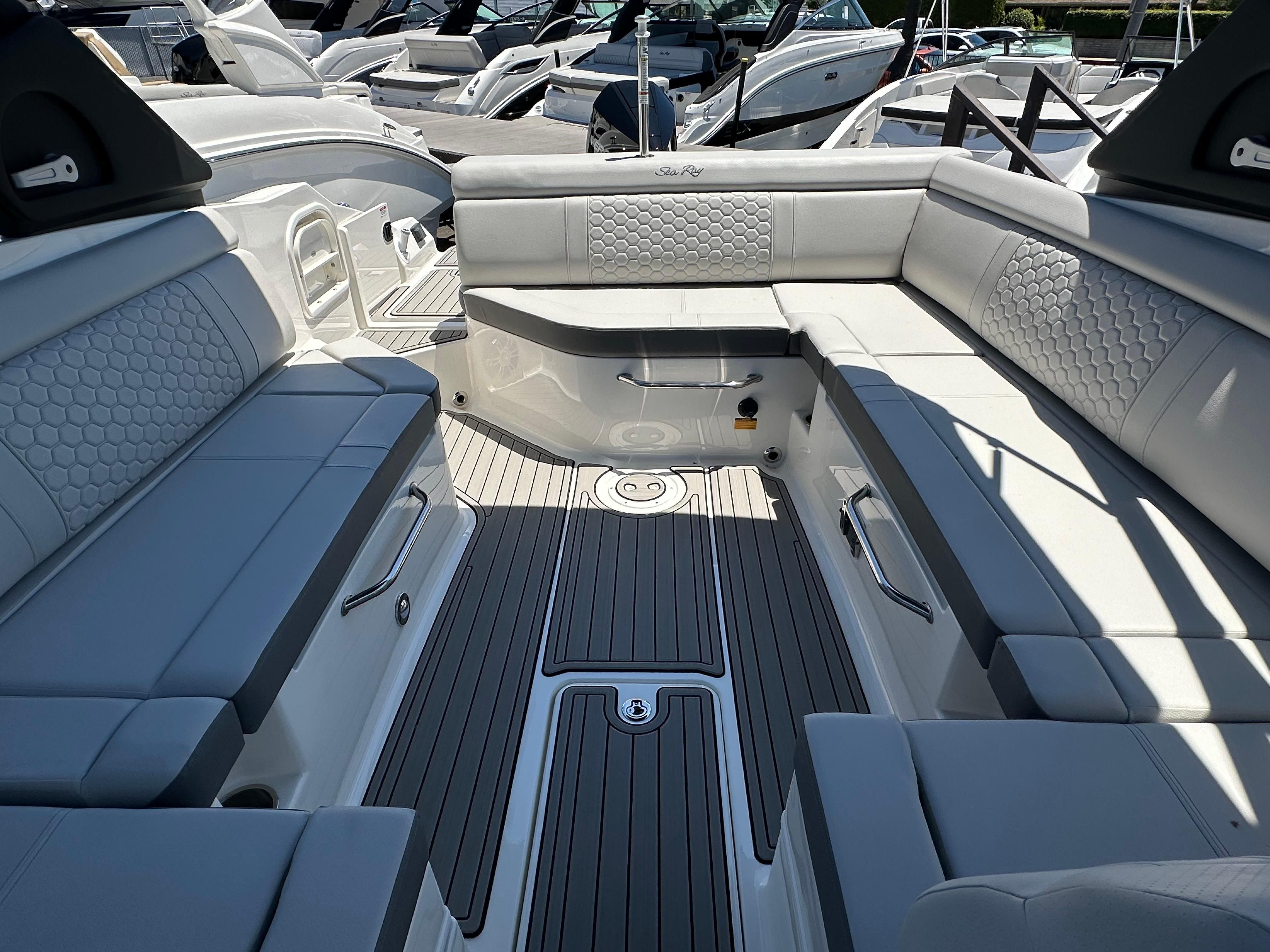 2024 Sea Ray SDX 270 Outboard - 11
