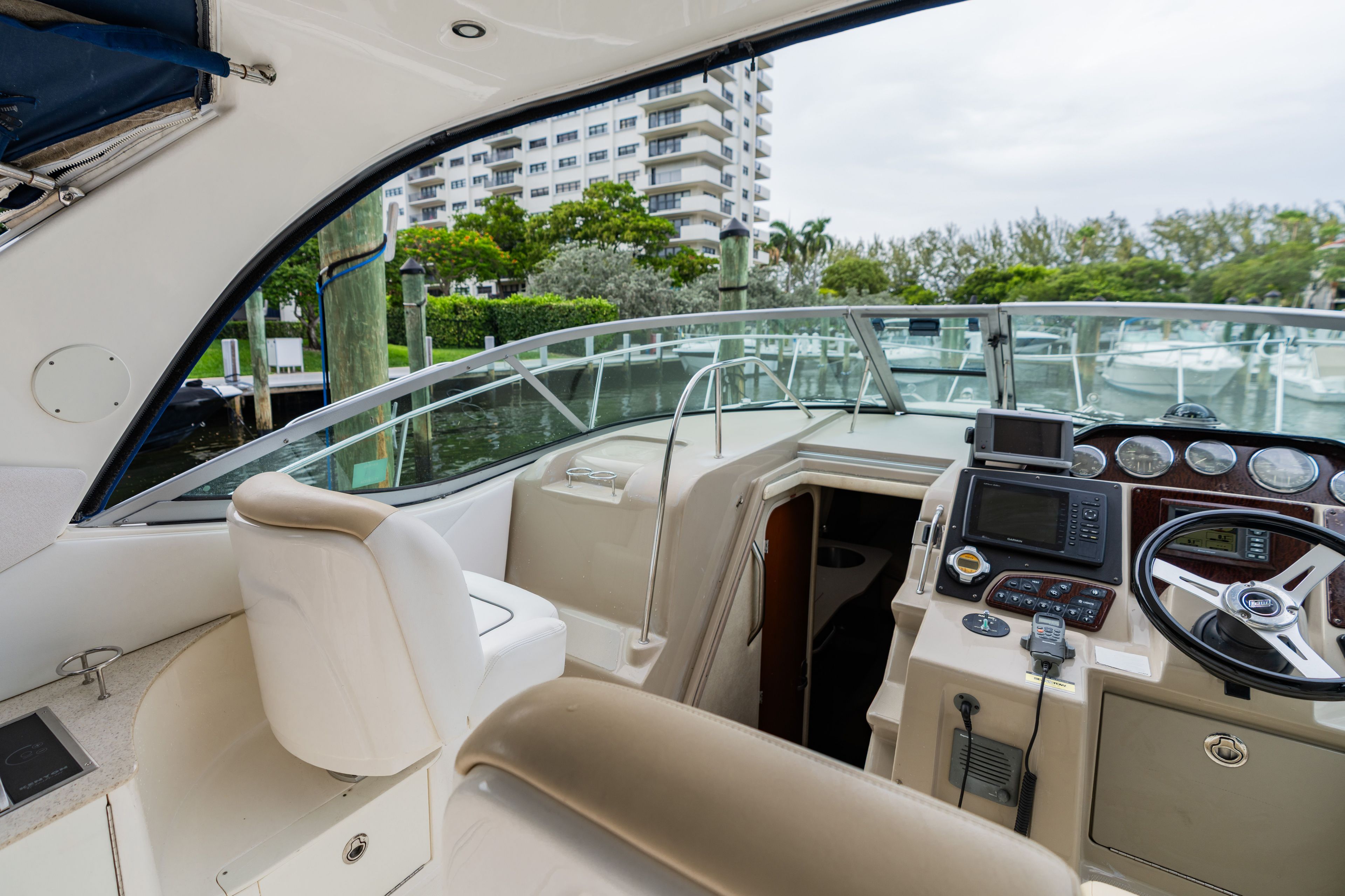 2010 Sea Ray Sundancer 330 - 25