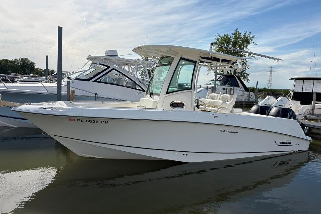 2012 Boston Whaler 250 Outrage