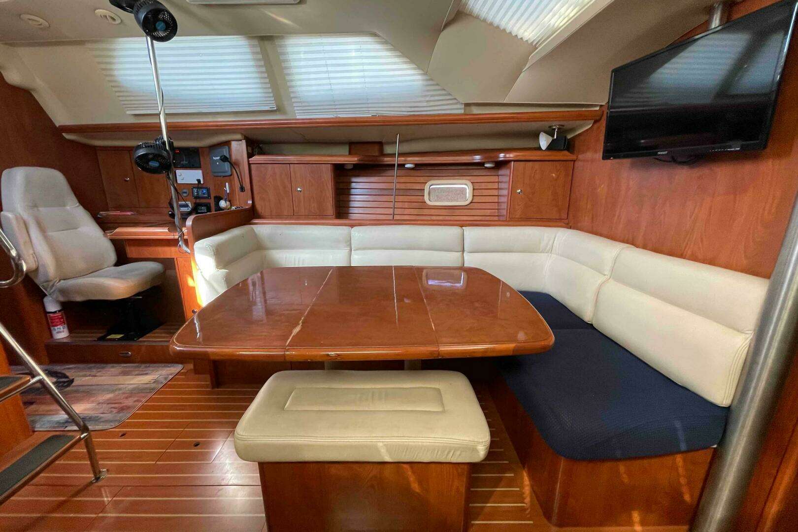 2010 Hunter 45 Center Cockpit - Image 2