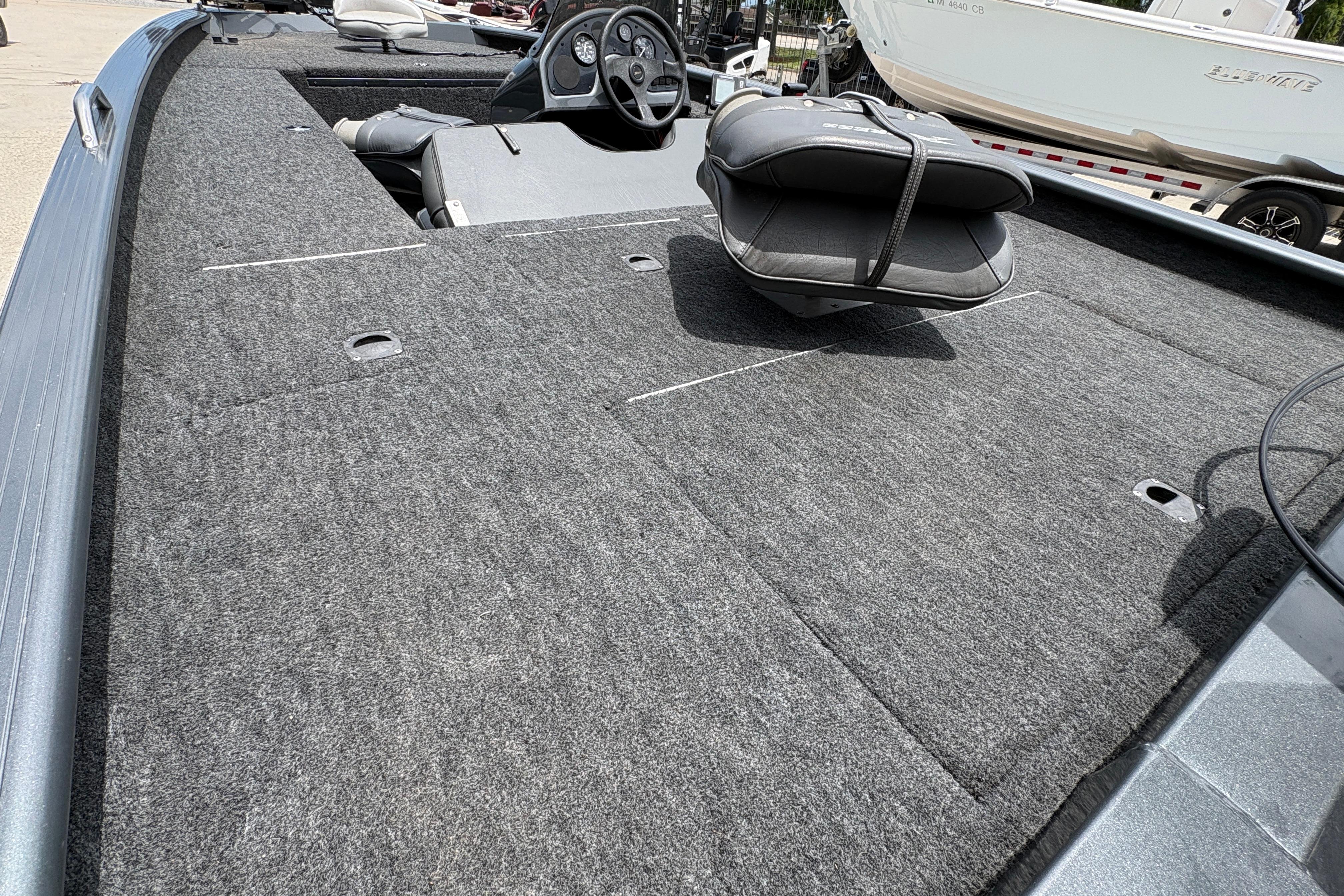 2000 Xpress X18 boat interior with gray carpet and seating.