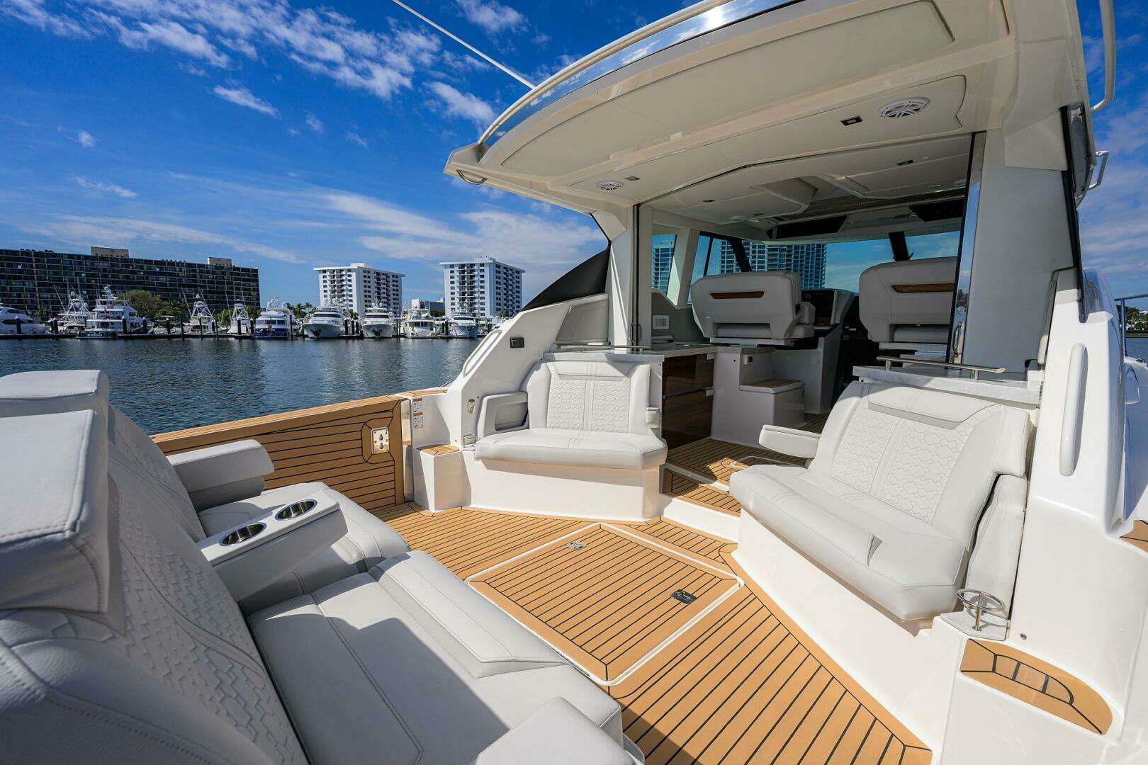 2022 Tiara Yachts 43 LE - Image 30