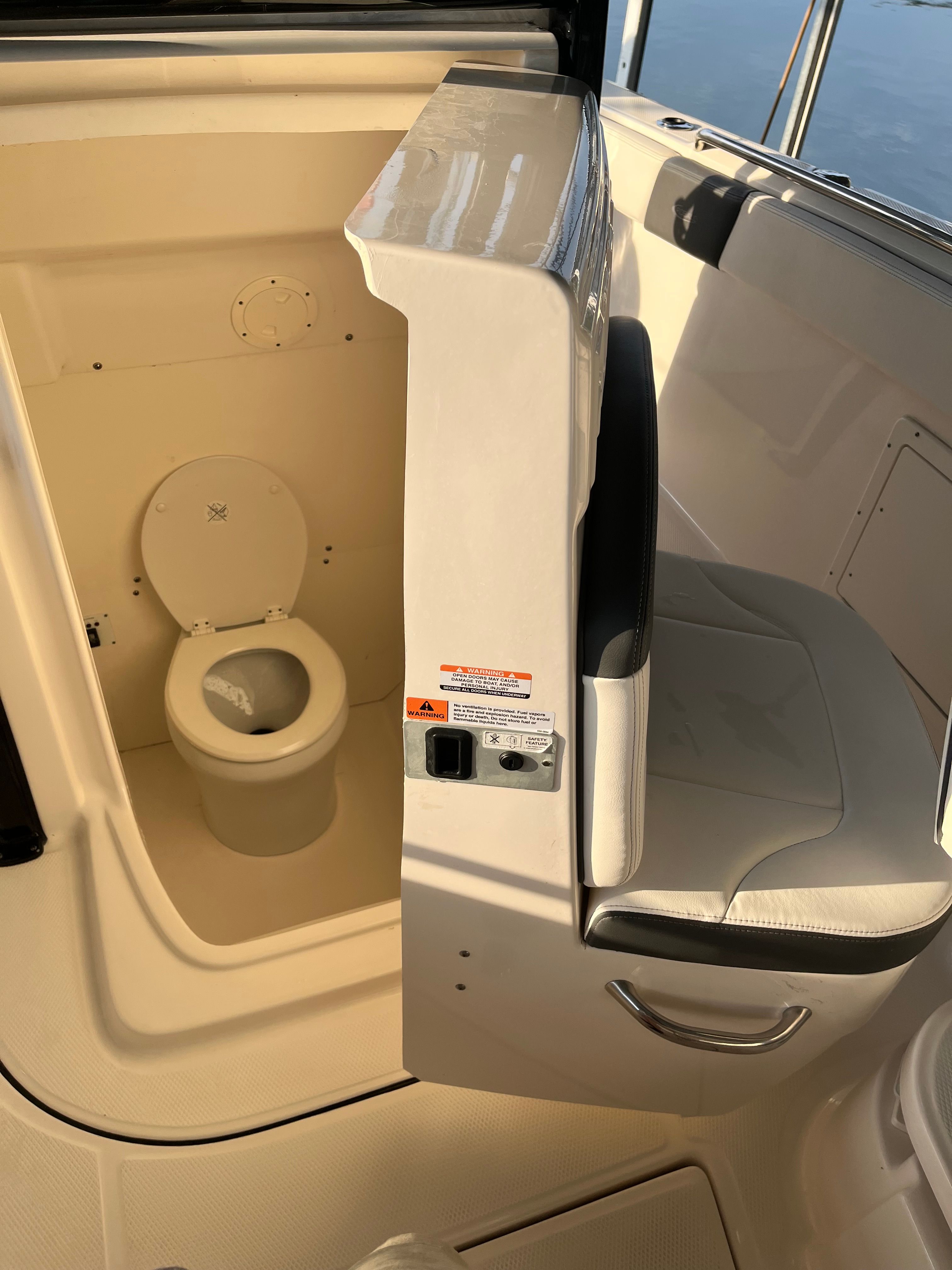 2023 Robalo R242 Explorer - 4