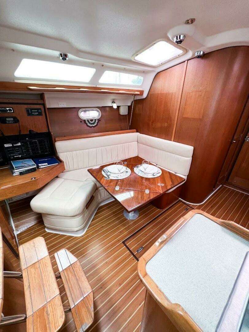 2007 Catalina 350 MK II - Image 7
