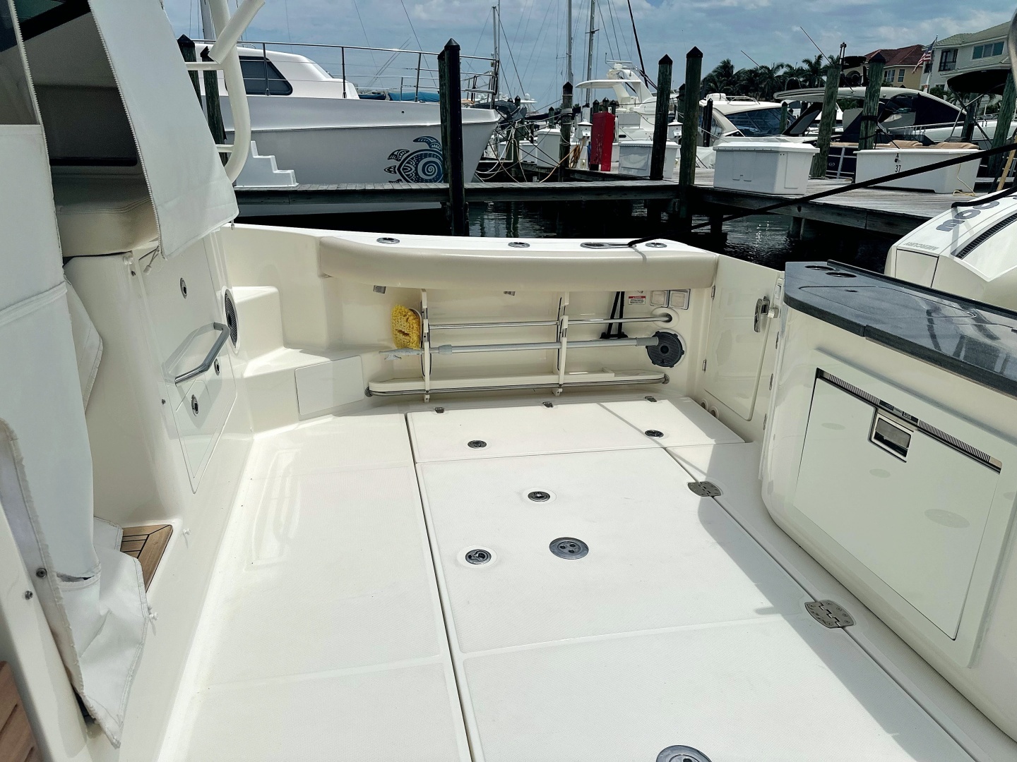 2023 Boston Whaler 405 Conquest - Image 8