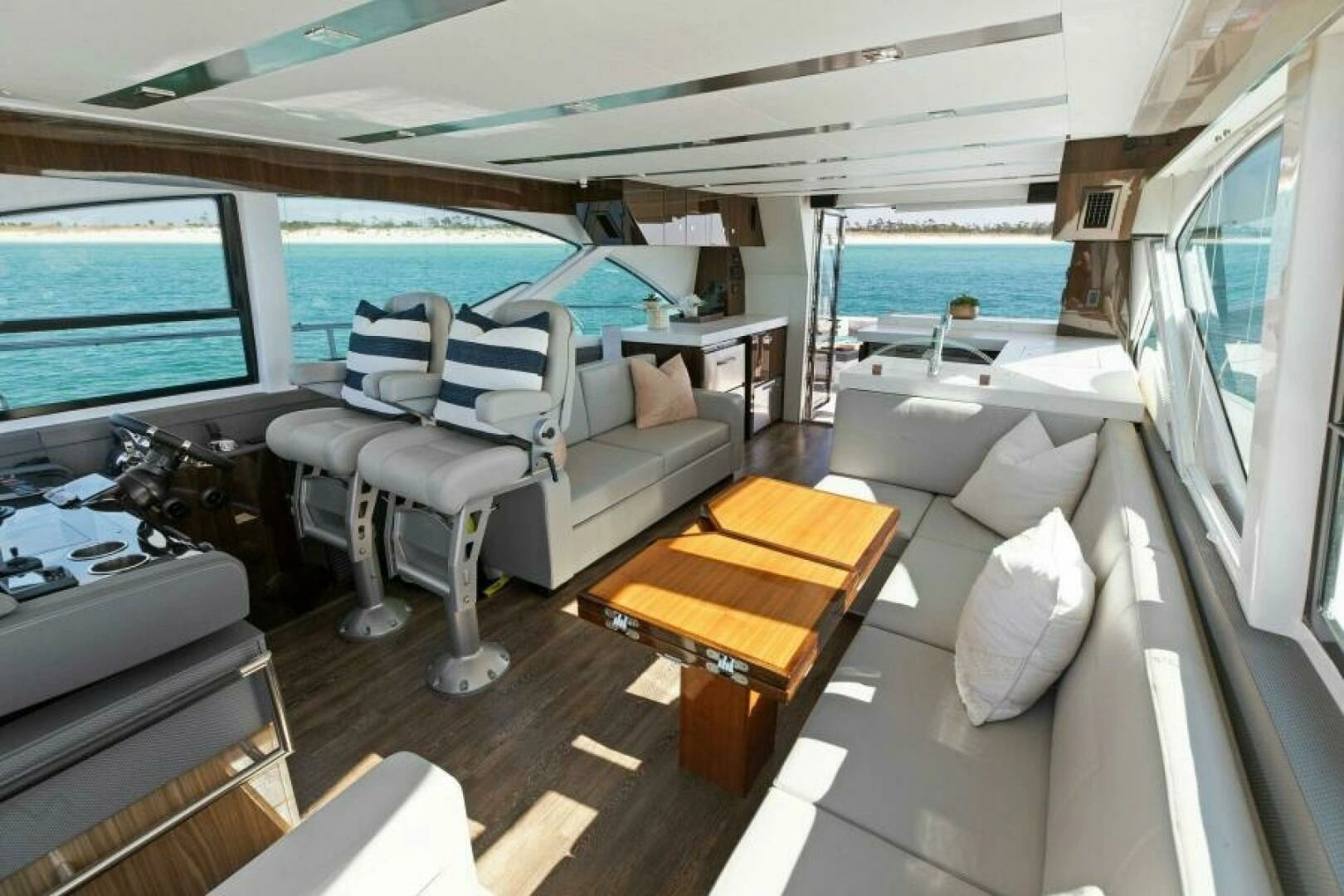 2023 Cruisers Yachts 60 Cantius Fly - Image 2