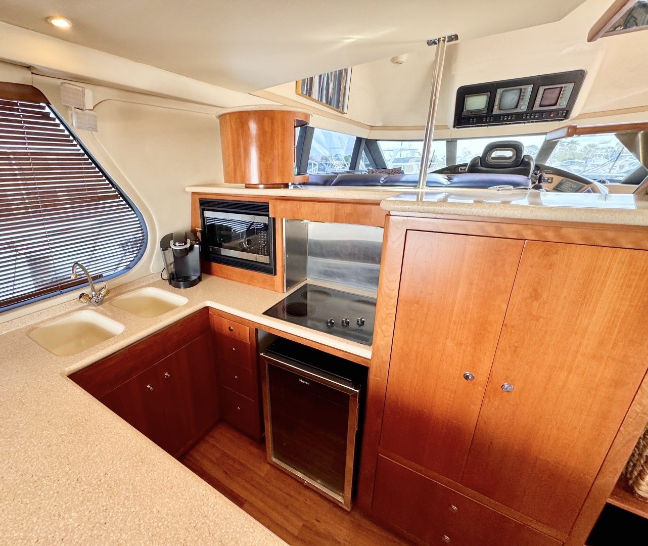 1998 Carver Voyager 530 - Image 9
