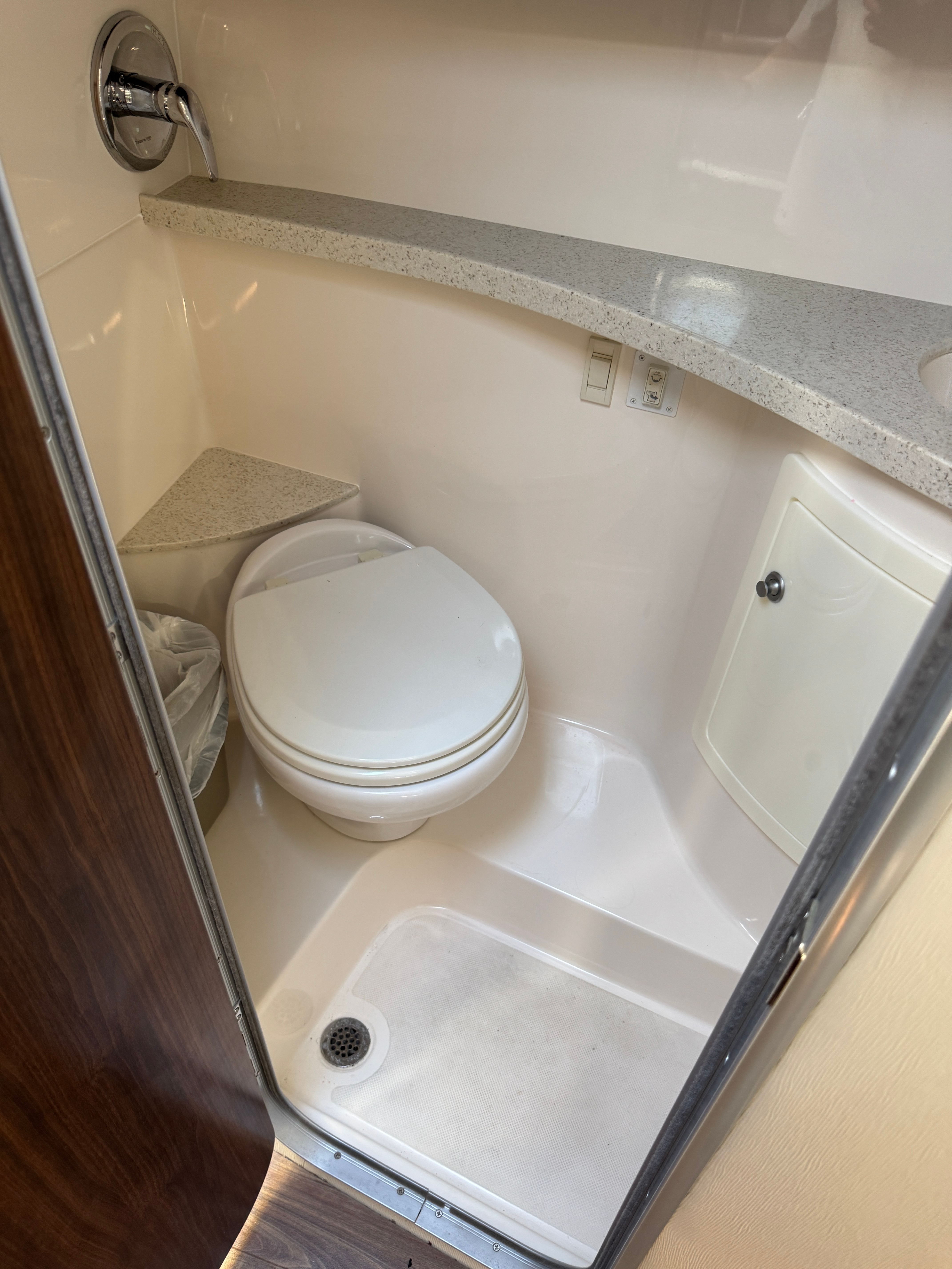 2016 REGAL 28 EXPRESS - Image 23