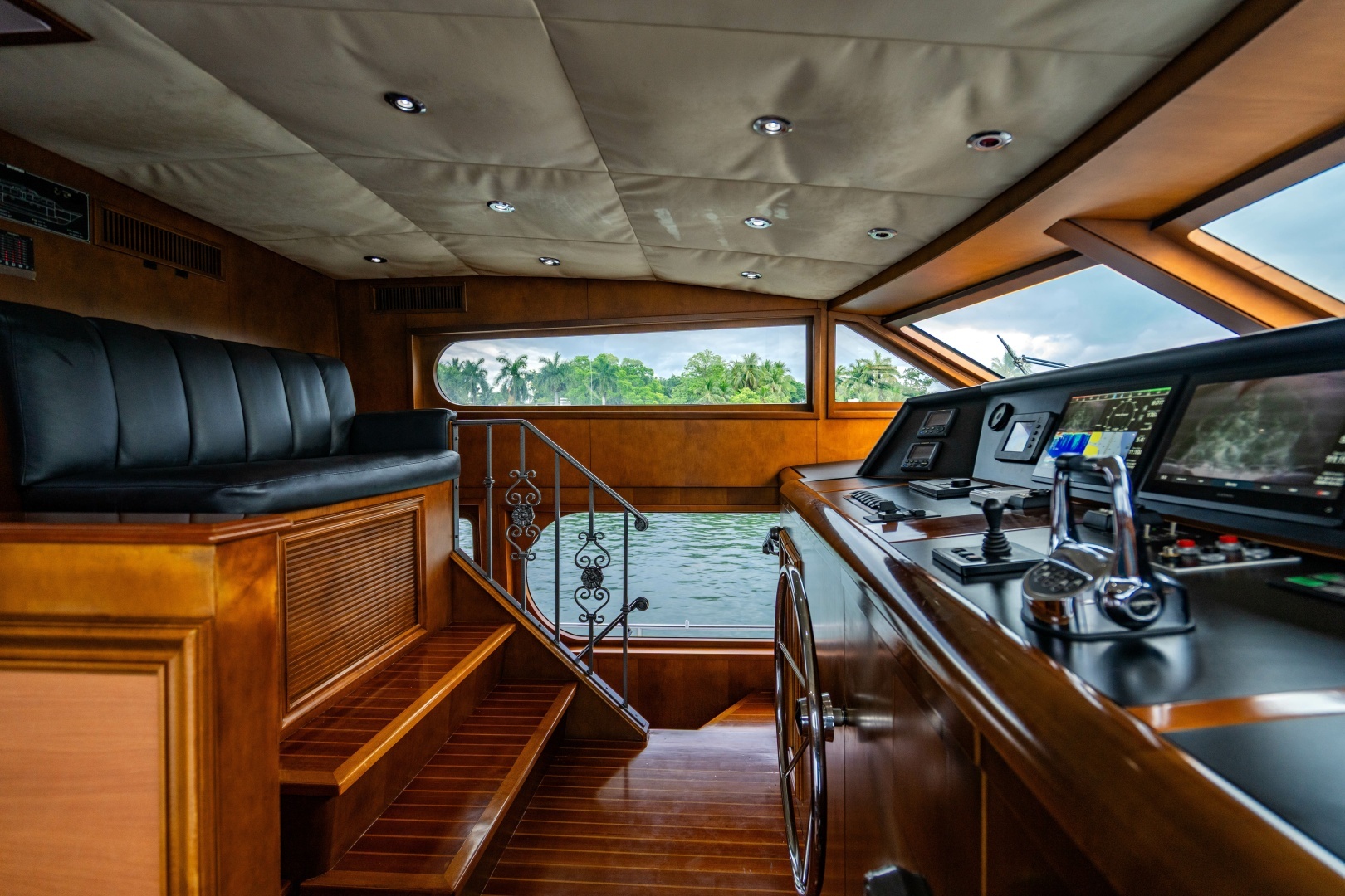 2006 Broward Raised Pilothouse - Image 10