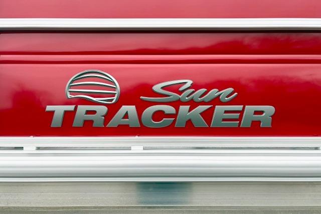 2026 Sun Tracker Party Barge 18 DLX logo on red background.