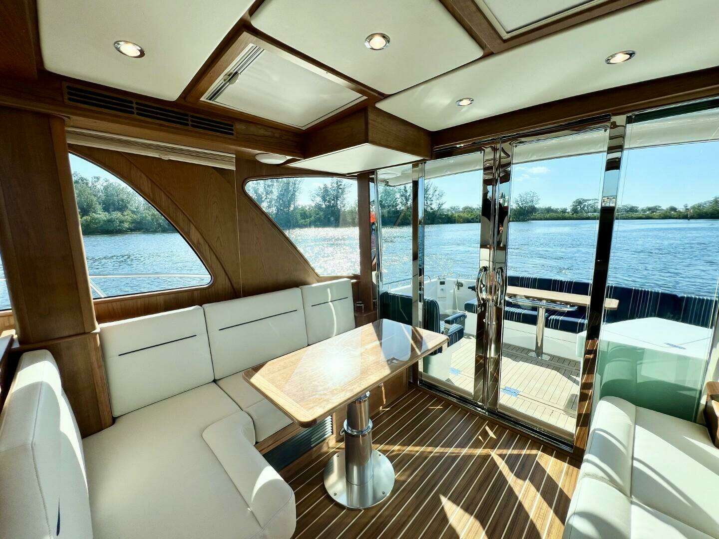 2027 Sabre 43 Salon Express - Image 9