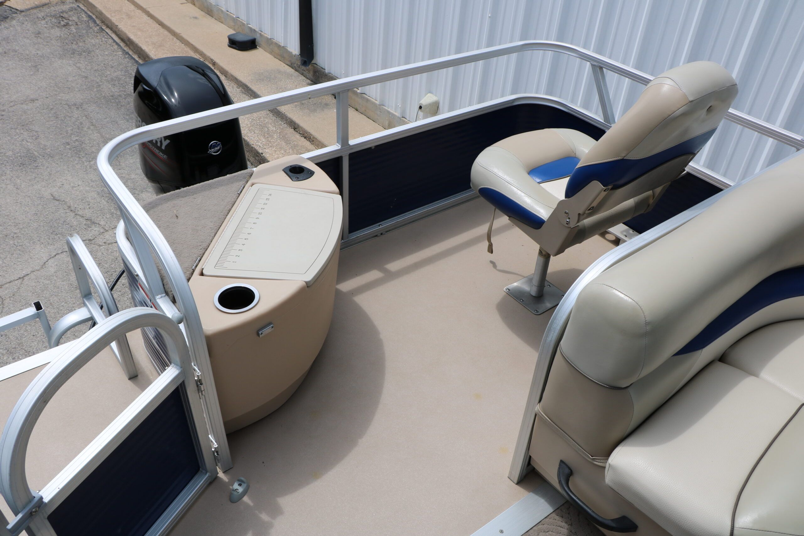 2013 Sun Tracker Fishing Barge 20 DLX - 23