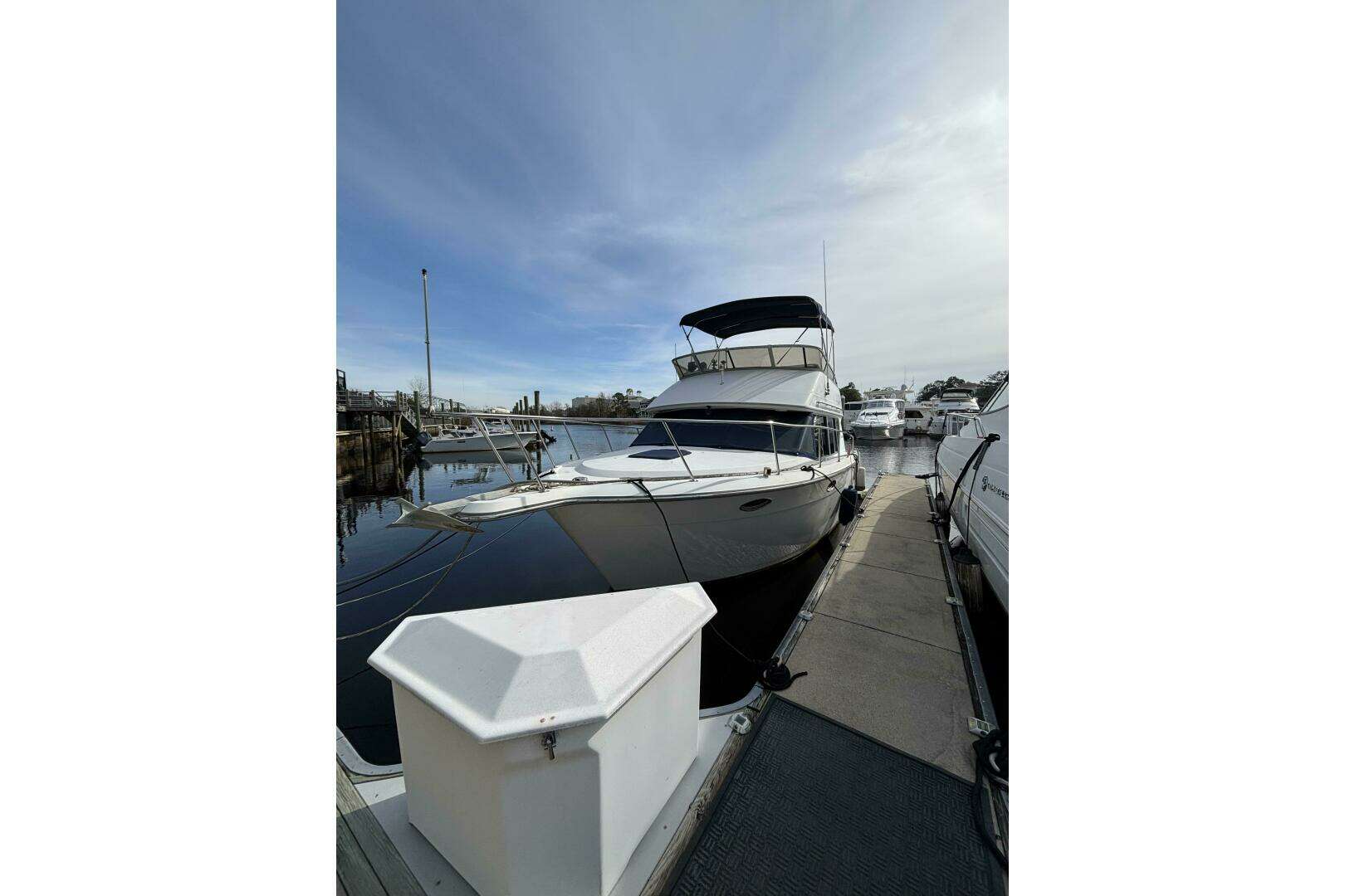 1996 Carver 320 Voyager - Image 3