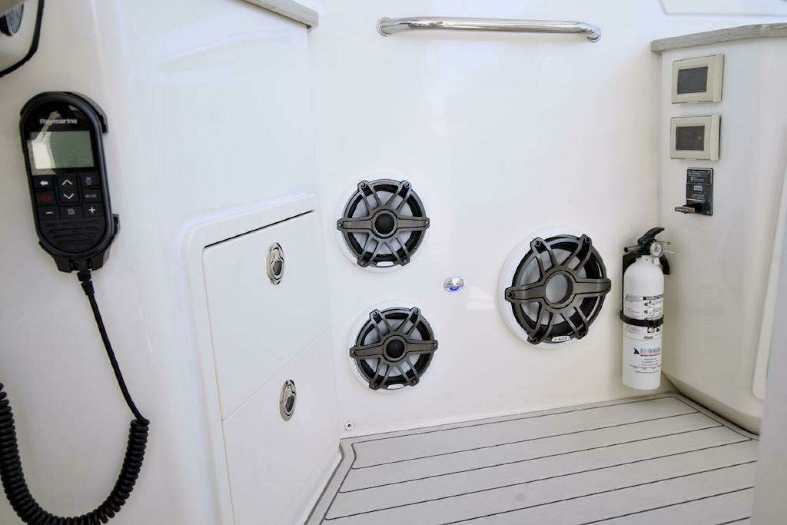 2019 Boston Whaler 350 Realm - Image 19