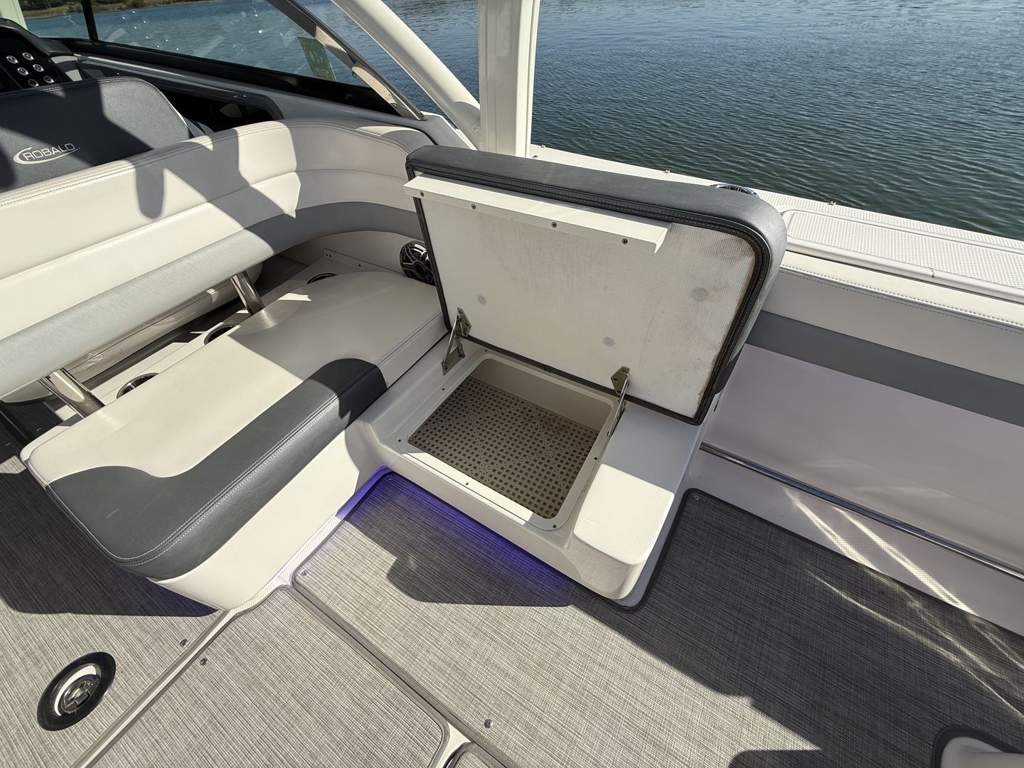 2021 Robalo R317 Dual Console - 24