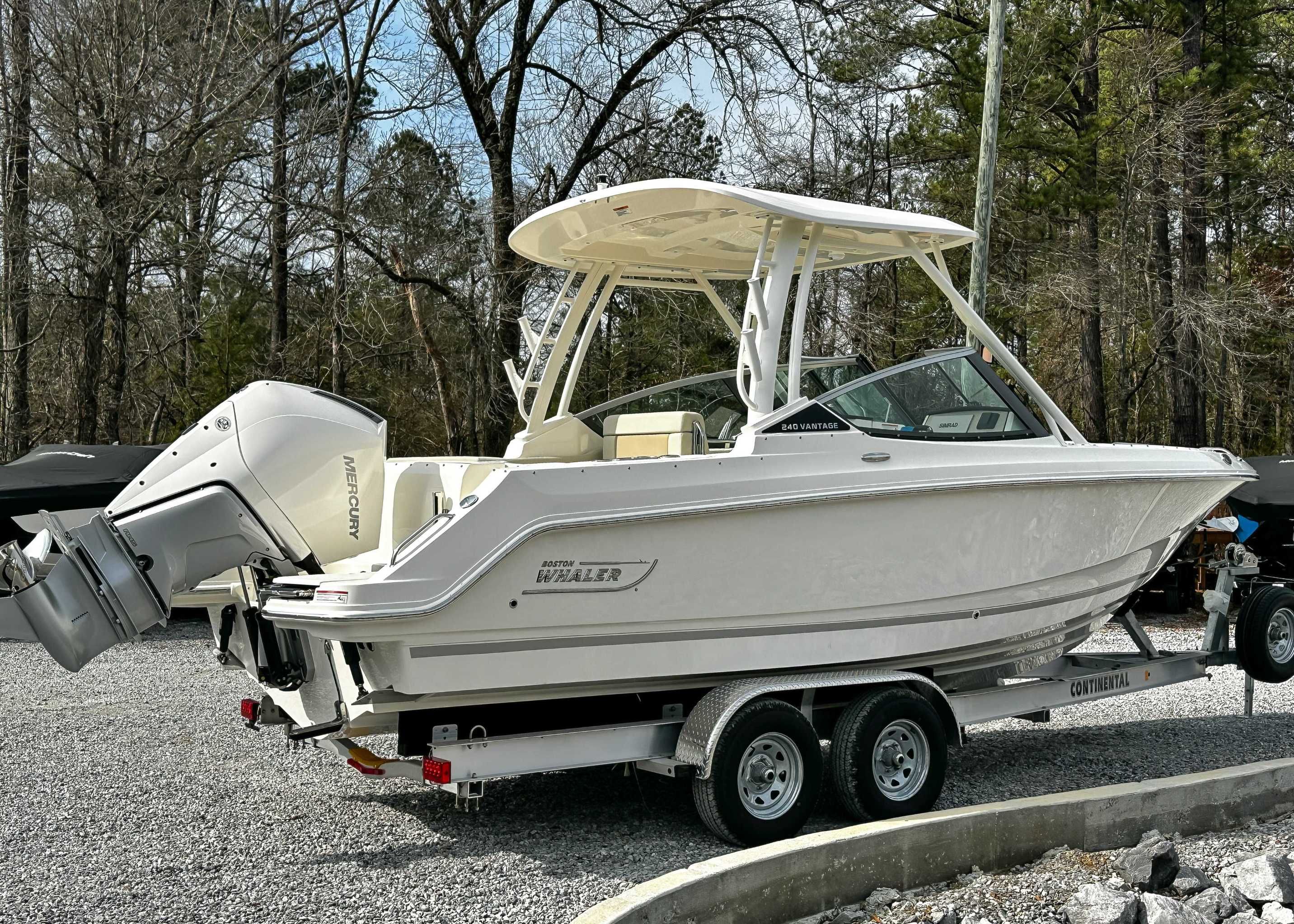 2025 Boston Whaler 240 Vantage - 6