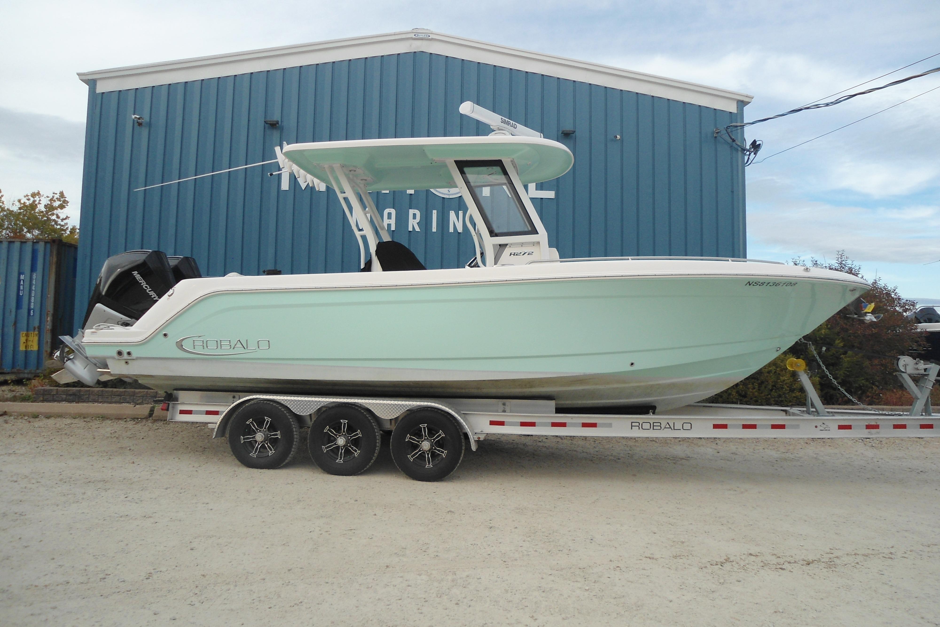 2022 Robalo R272 Center Console