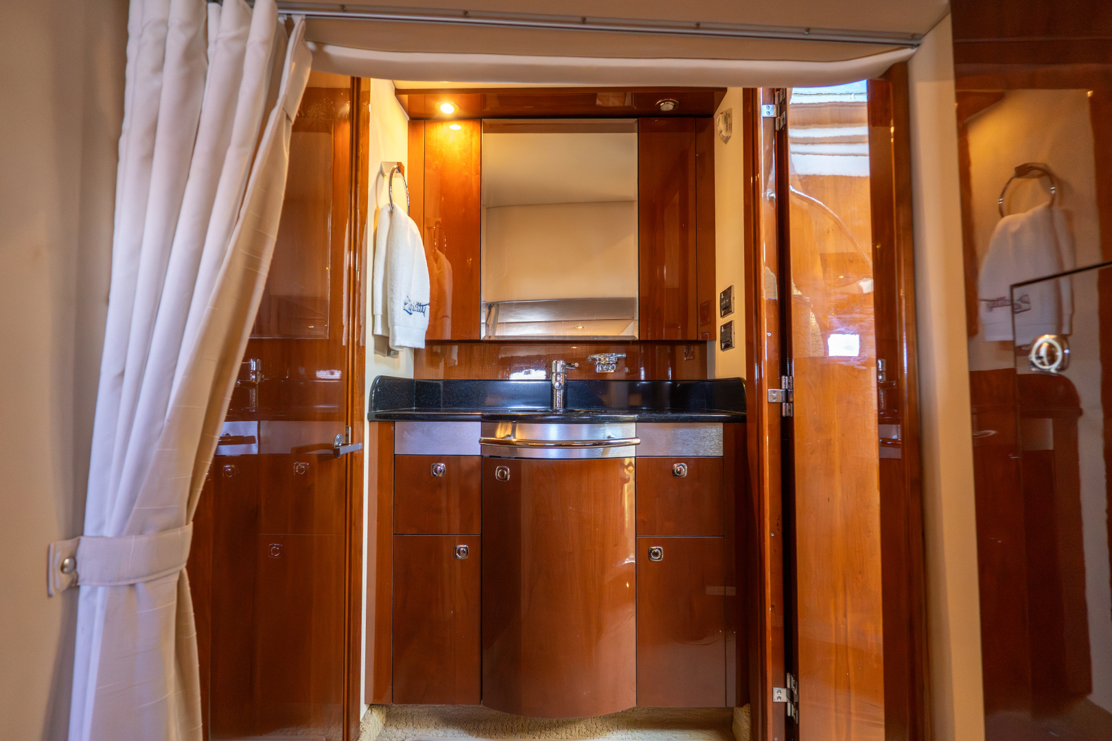 2010 Sea Ray 50 SUNDANCER - Image 19