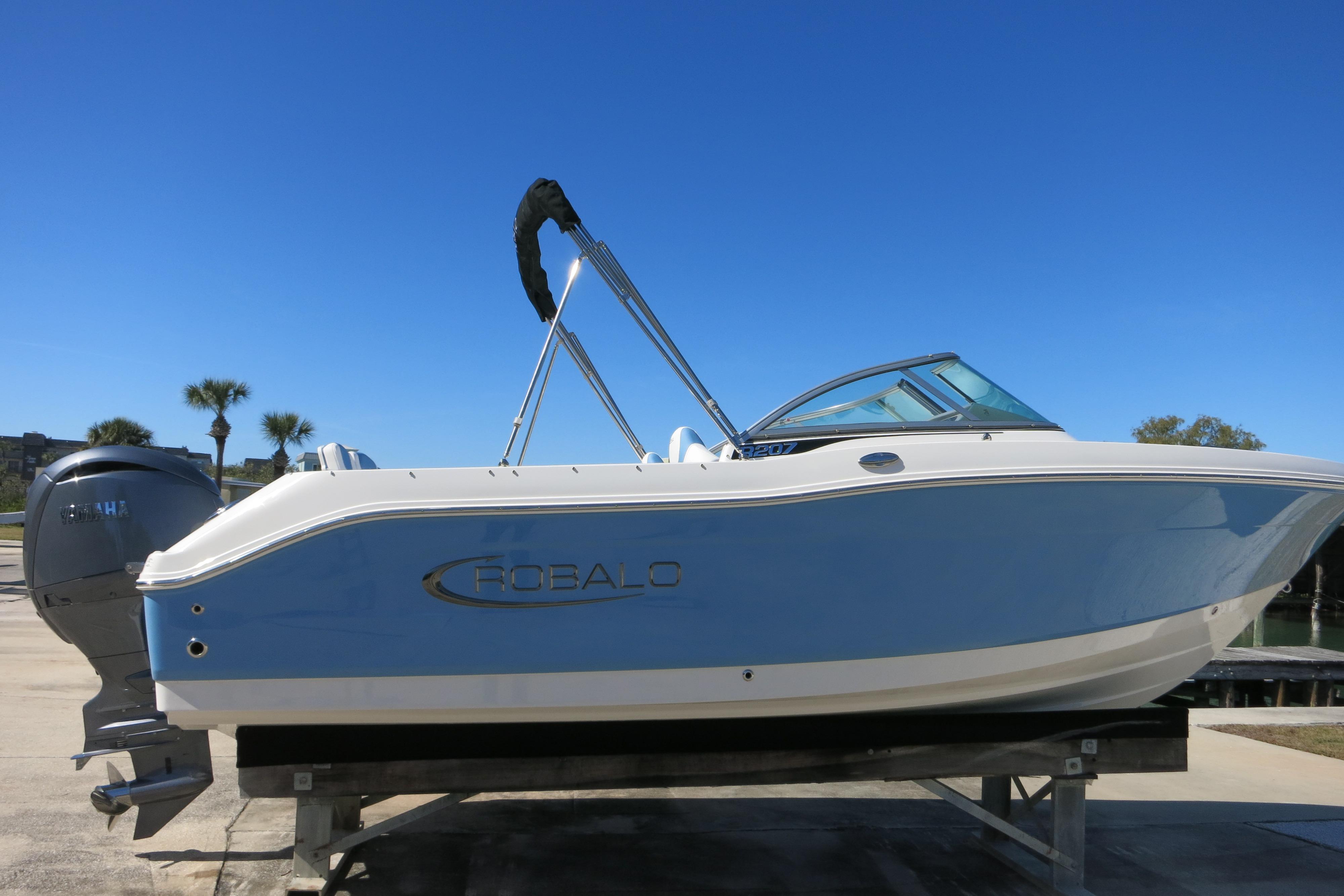 2026 Robalo R207 Dual Console
