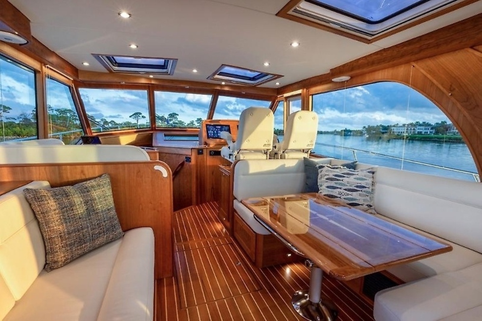 2027 Sabre 51 Salon Express - Image 5