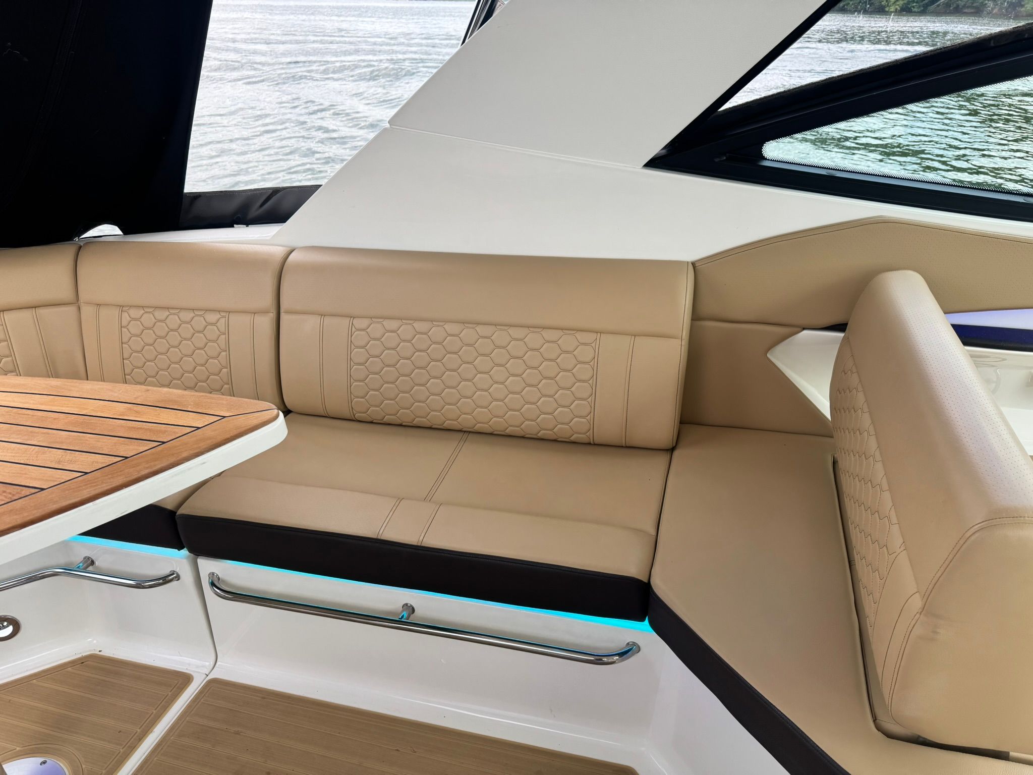 2023 Sea Ray DA320 Coupe - 7