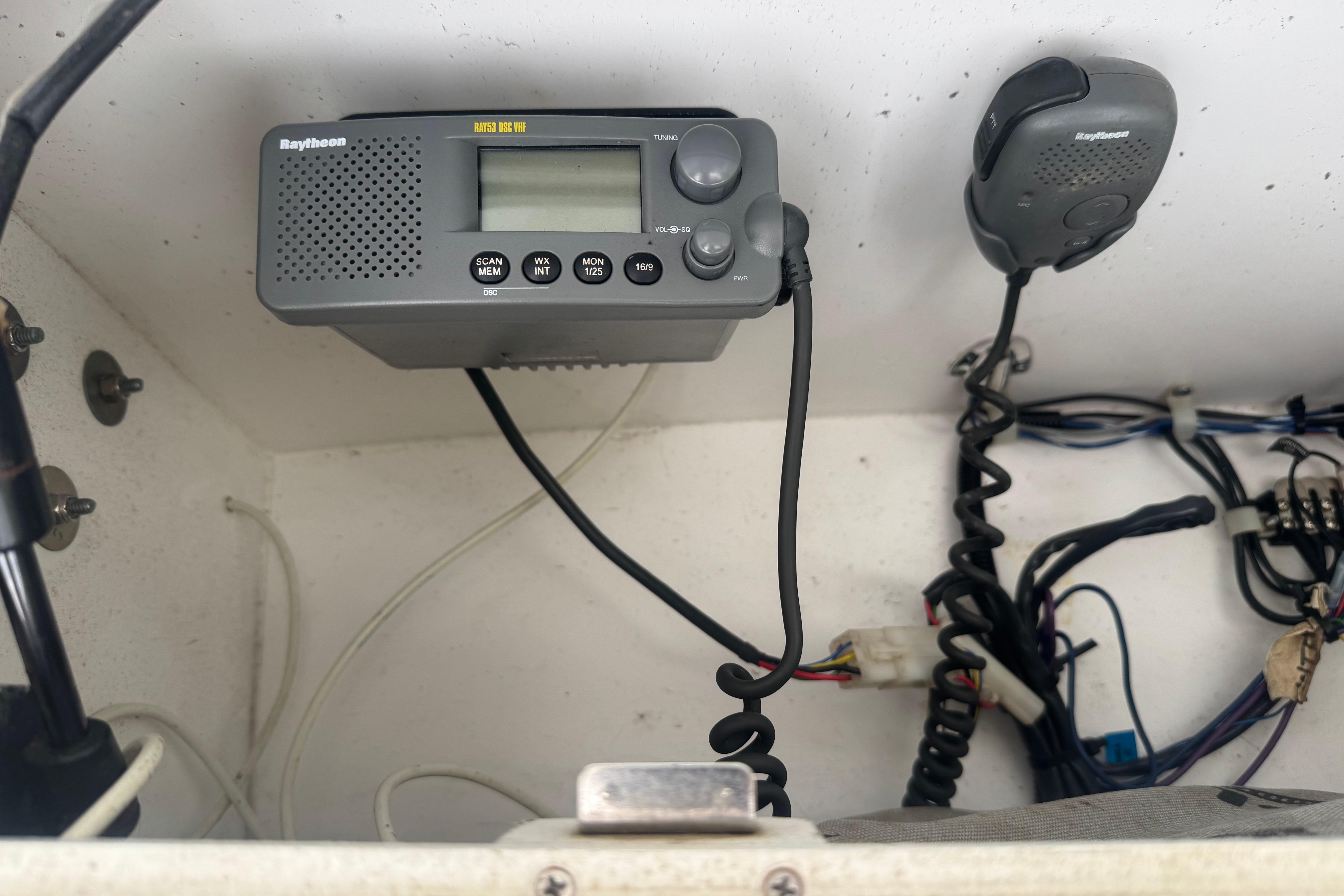 Raytheon marine radio and microphone in a 2002 Pro-Line 20 Sport boat.