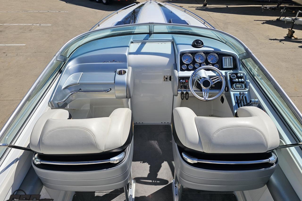 2014 Formula 292 FASTech boat cockpit with dual seats and modern dashboard controls.