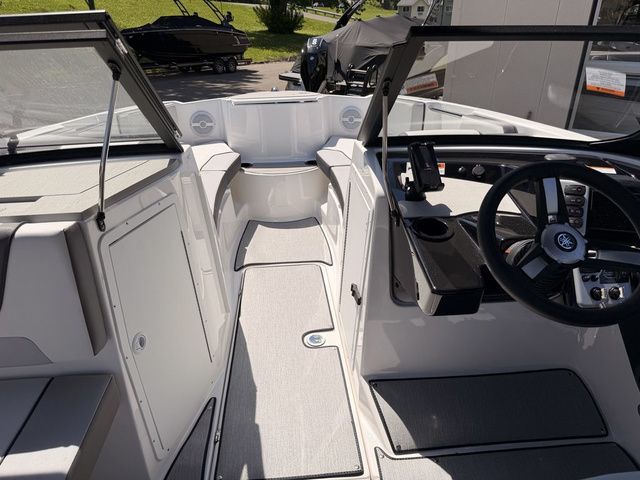 2026 Yamaha Boats AR220 - 17