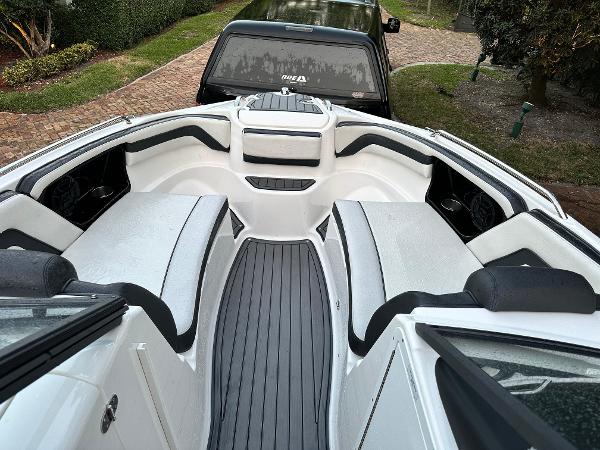 2018 Yamaha Boats 242 Limited S - 11