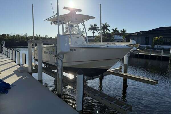 2006 Boston Whaler 240 Outrage