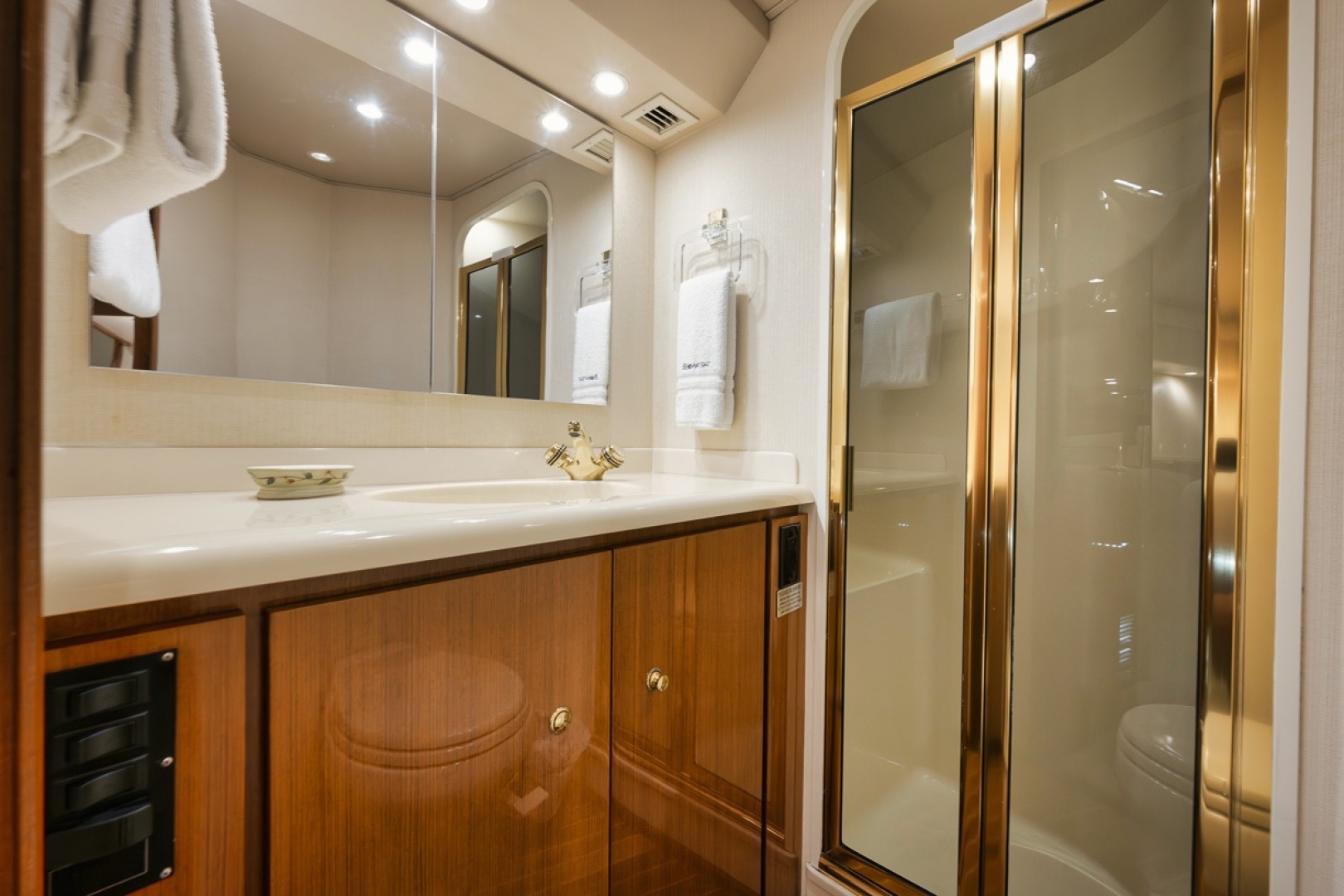2003 Viking 52 Convertible - Image 17