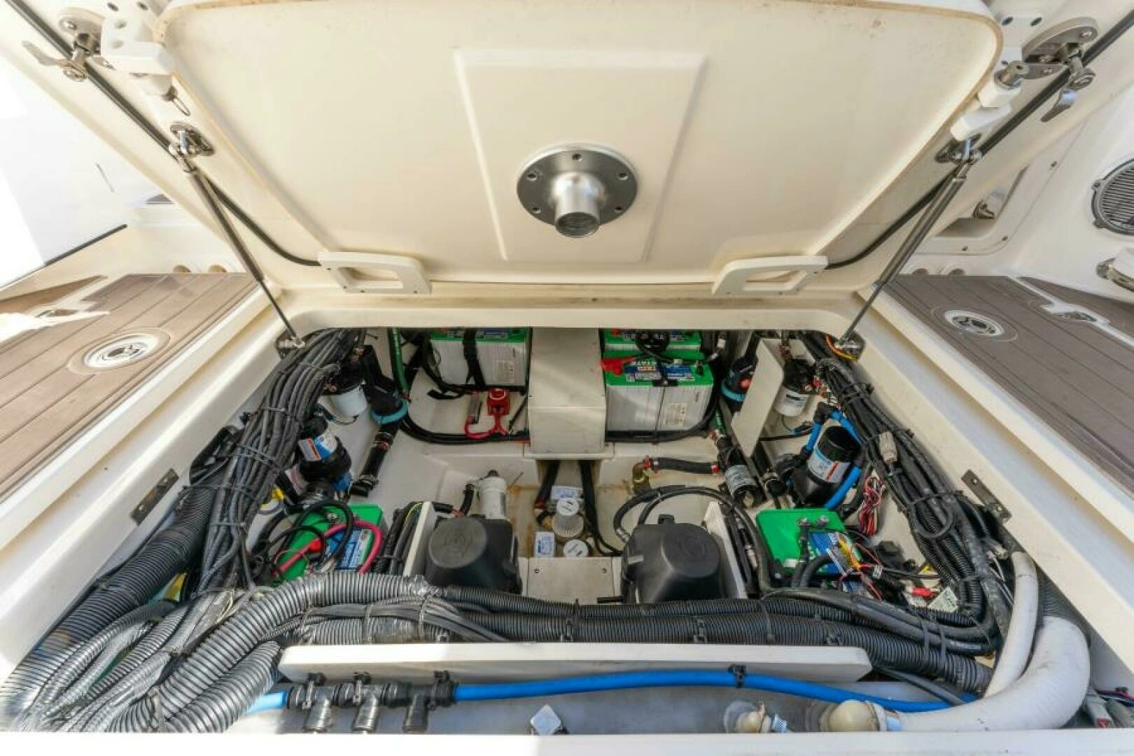 2017 Boston Whaler 320 Vantage - Image 19