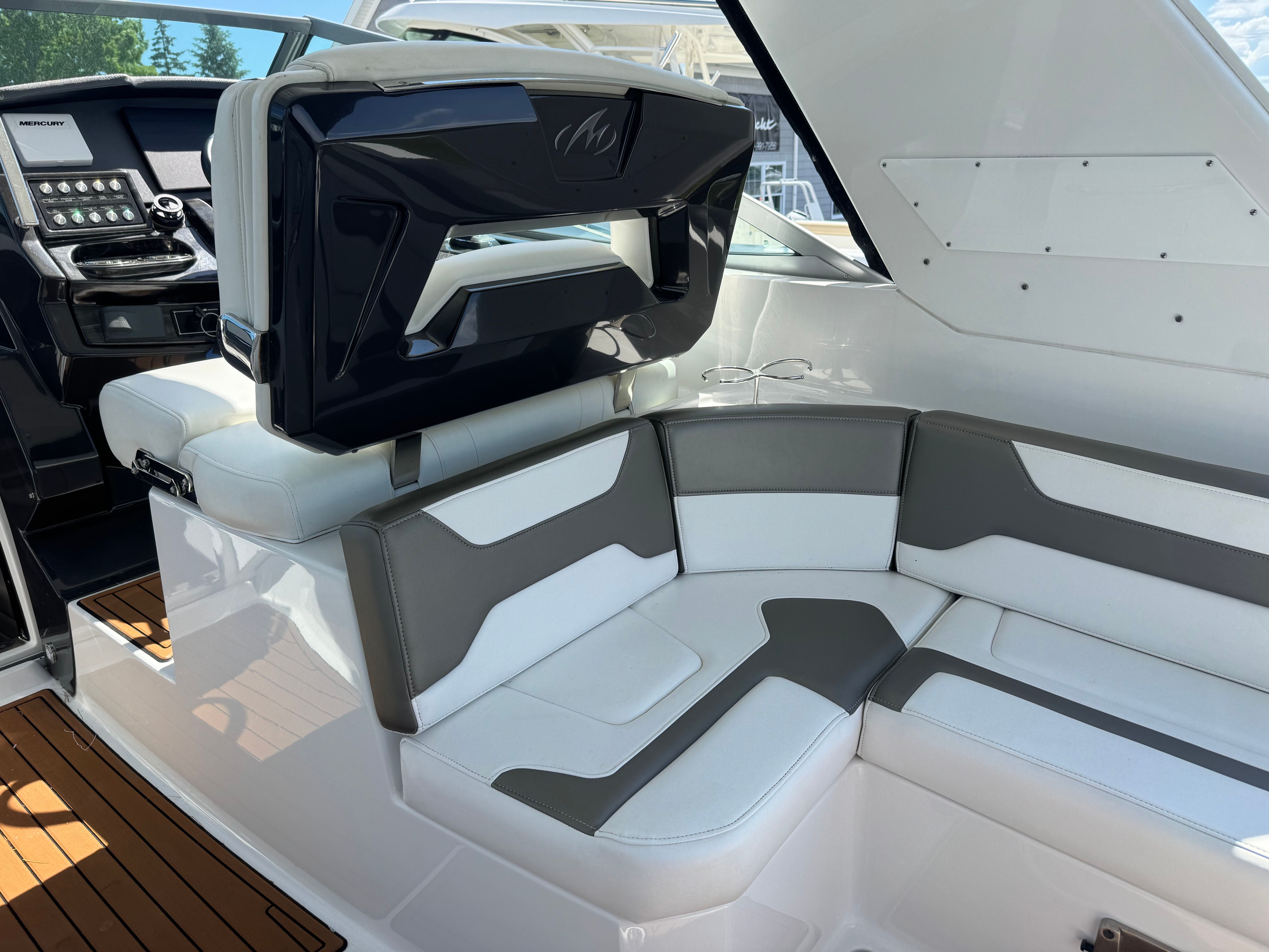 2018 Monterey 335 Sport Yacht - 19