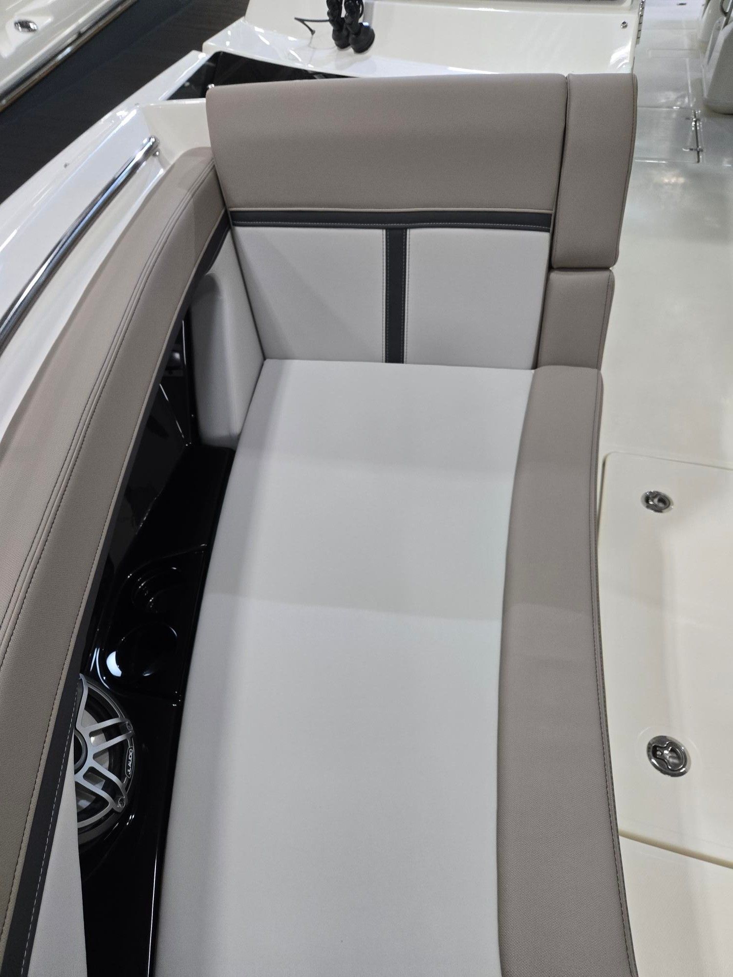 2026 Boston Whaler 330 Vantage - 11