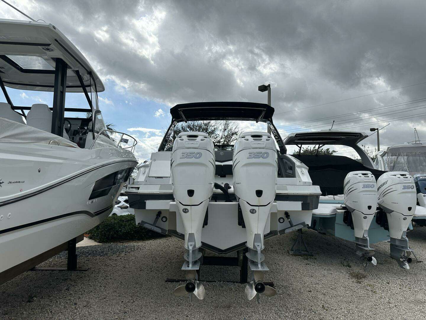 2019 Cruisers Yachts 338 Outboard - Image 60