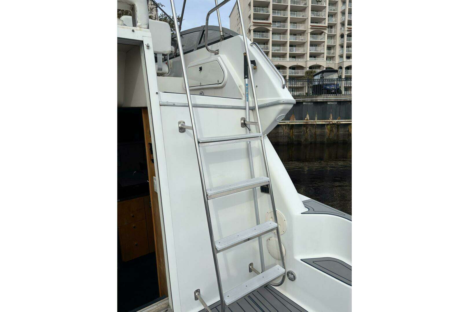 1996 Carver 320 Voyager - Image 18