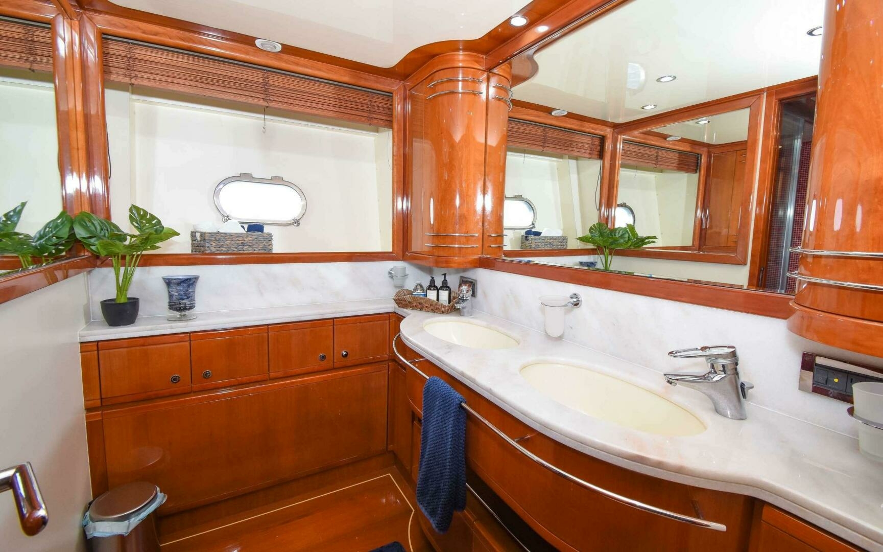 2006 Ferretti Yachts 881 - Image 11