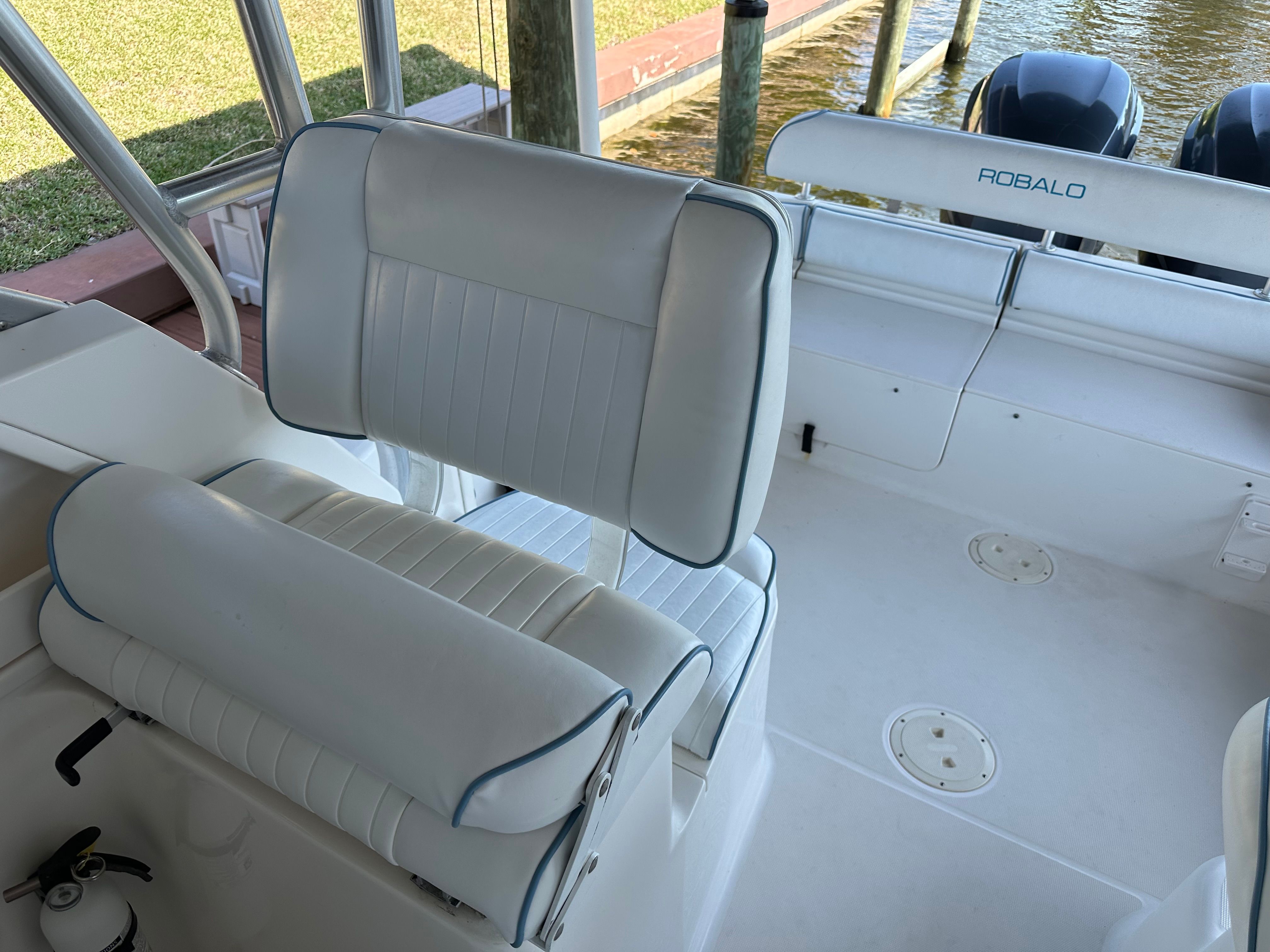 2005 Robalo R265 Walkaround - 10