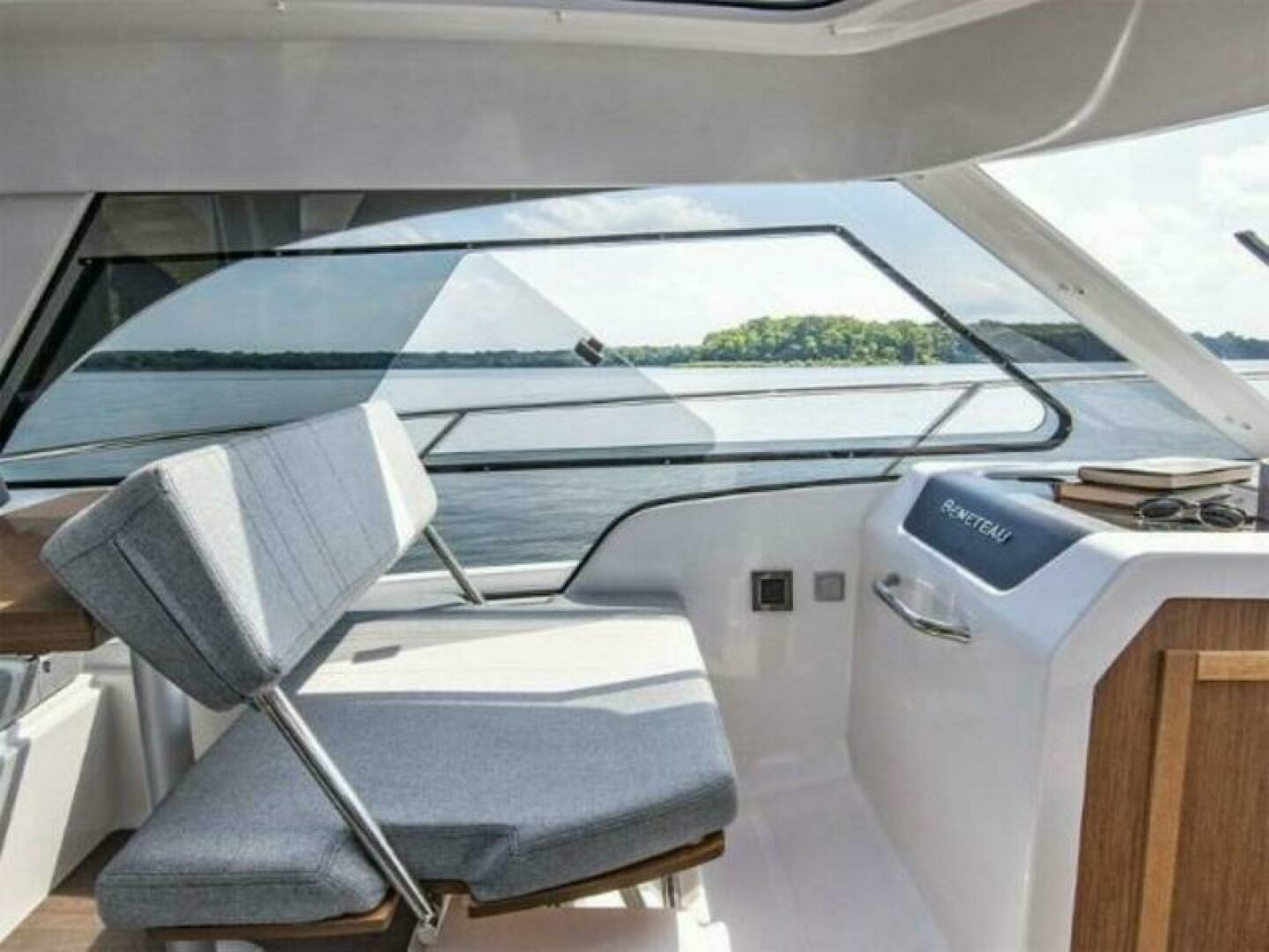 2025 Beneteau Antares 9 - Image 5