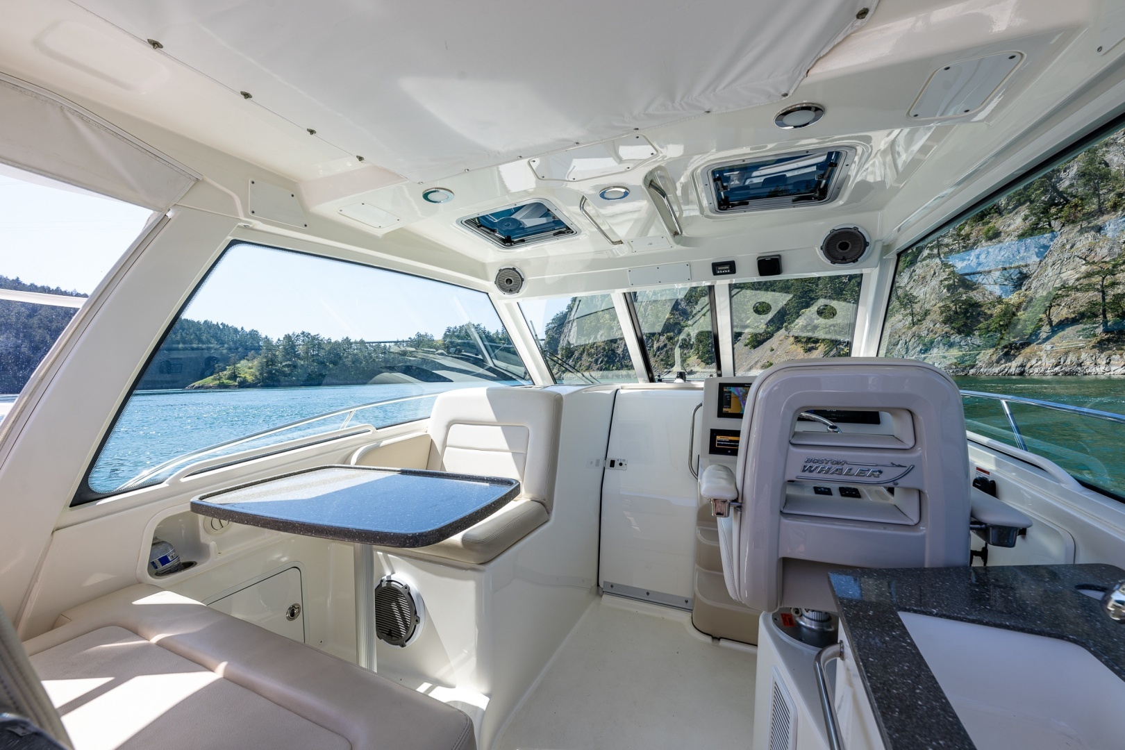 2019 Boston Whaler 345 Conquest - Image 14