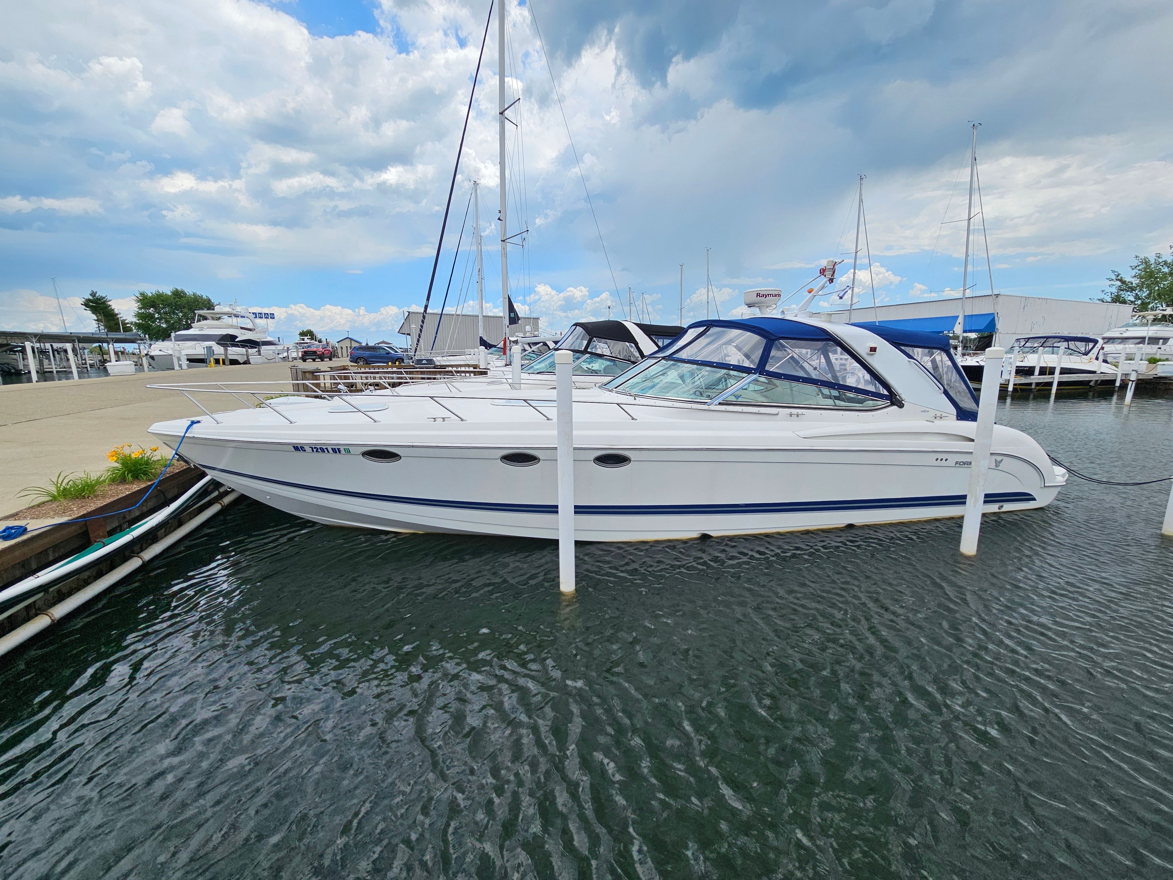 2001 Formula 400 Super Sport docked with a blue canopy.